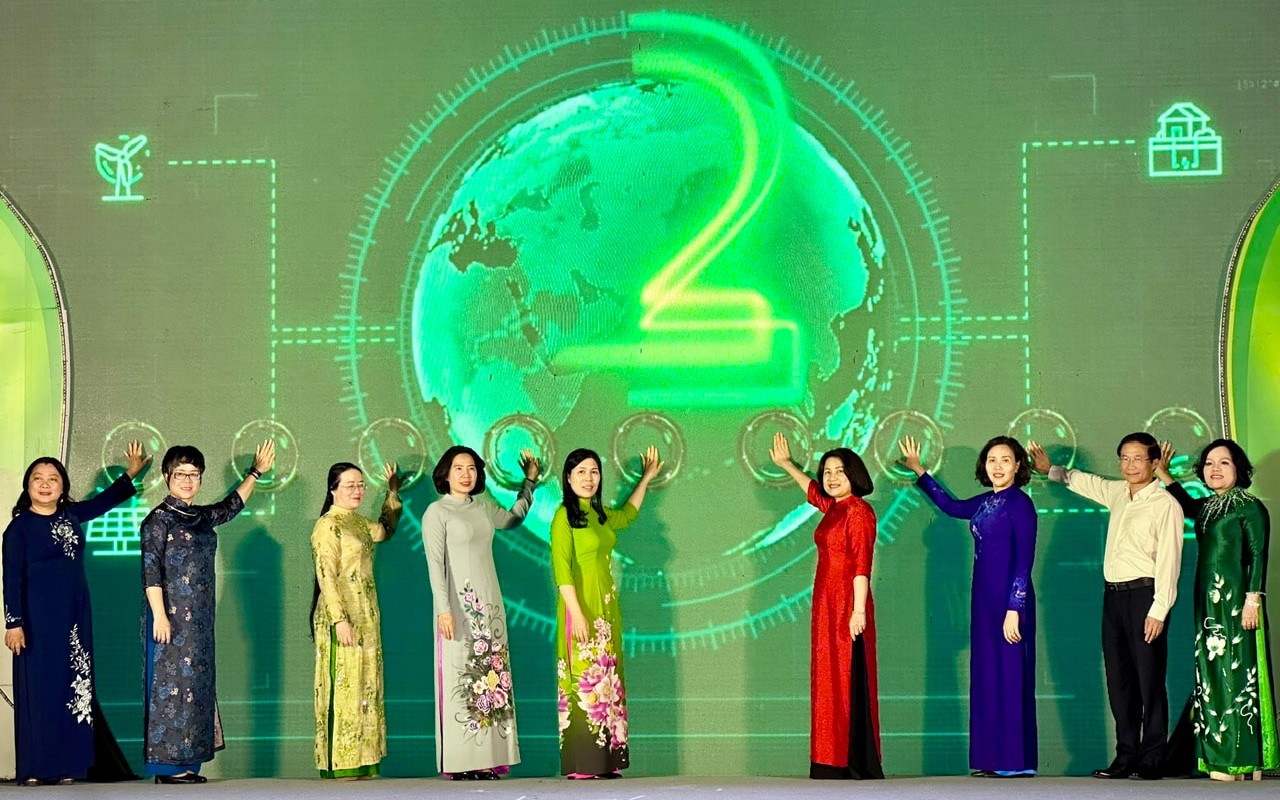 Các đại biểu thực hiện nghi thức khai mạc Lễ hội.