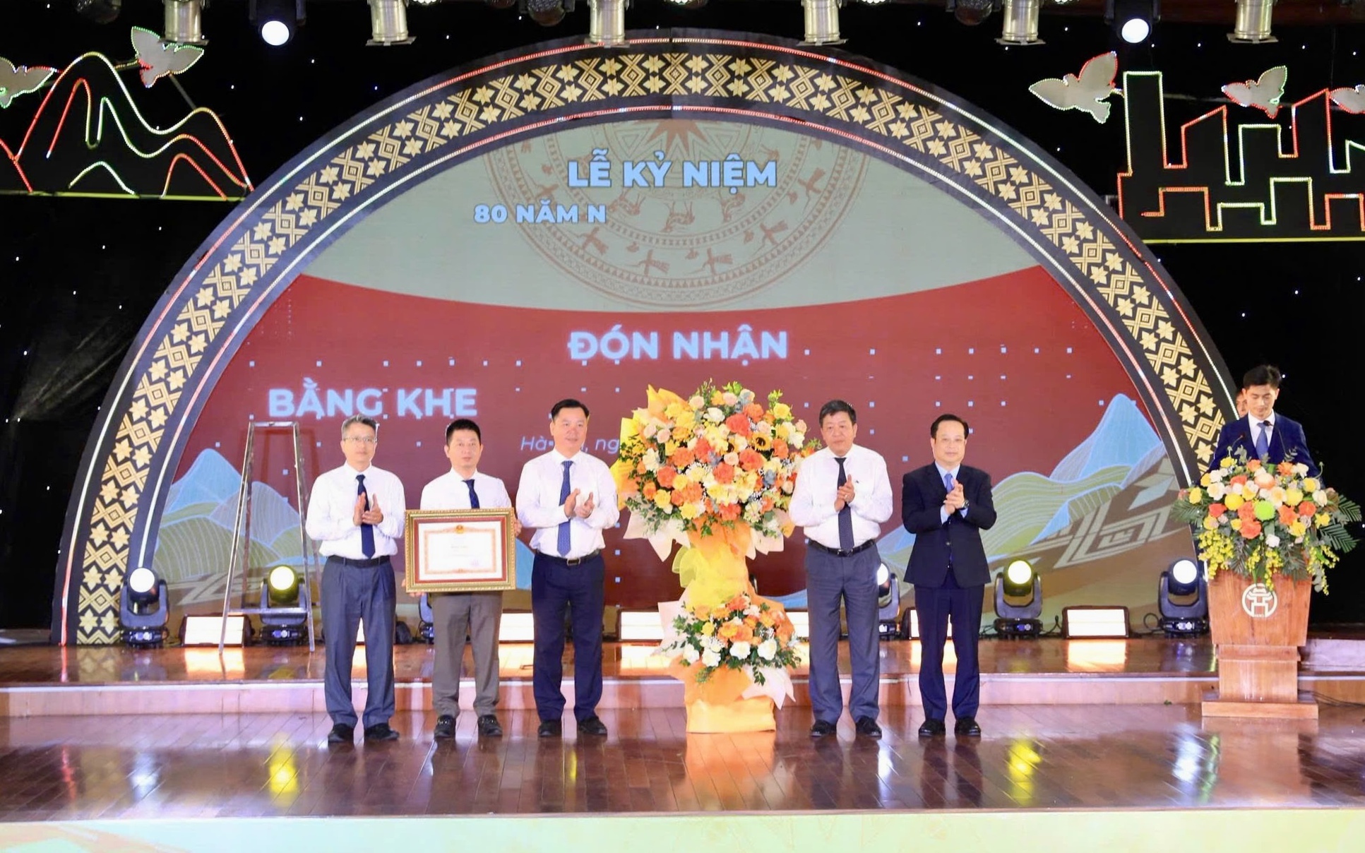 Phó Chủ tịch Thường trực HĐND thành phố Hà Nội Trần Thế Cương và Phó Chủ tịch Thường trực UBND thành phố Hà Nội Dương Đức Tuấn thừa ủy quyền trao Bằng khen của Thủ tướng Chính phủ cho Sở Dân tộc và Tôn giáo thành phố Hà Nội.