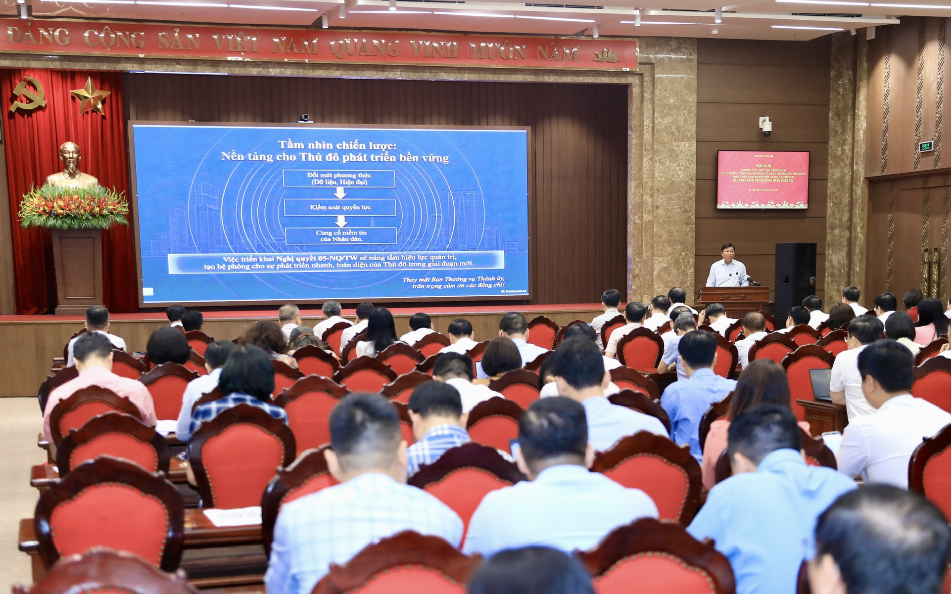 Chủ nhiệm Ủy ban Kiểm tra Thành ủy Đỗ Anh Tuấn trình bày Chương trình hành động của Ban Thường vụ Thành ủy thực hiện Nghị quyết số 05-NQ/TW tại điểm cầu Thành ủy Hà Nội, ngày 13/4/2026