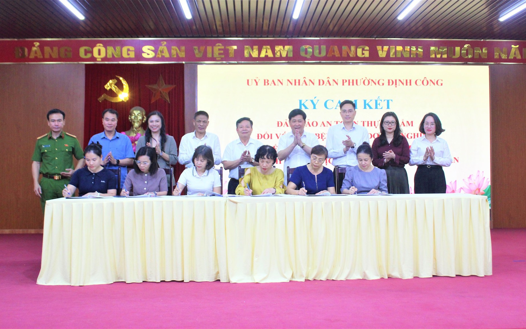 Lãnh đạo phường Định Công chứng kiến ký cam kết an toàn thực phẩm