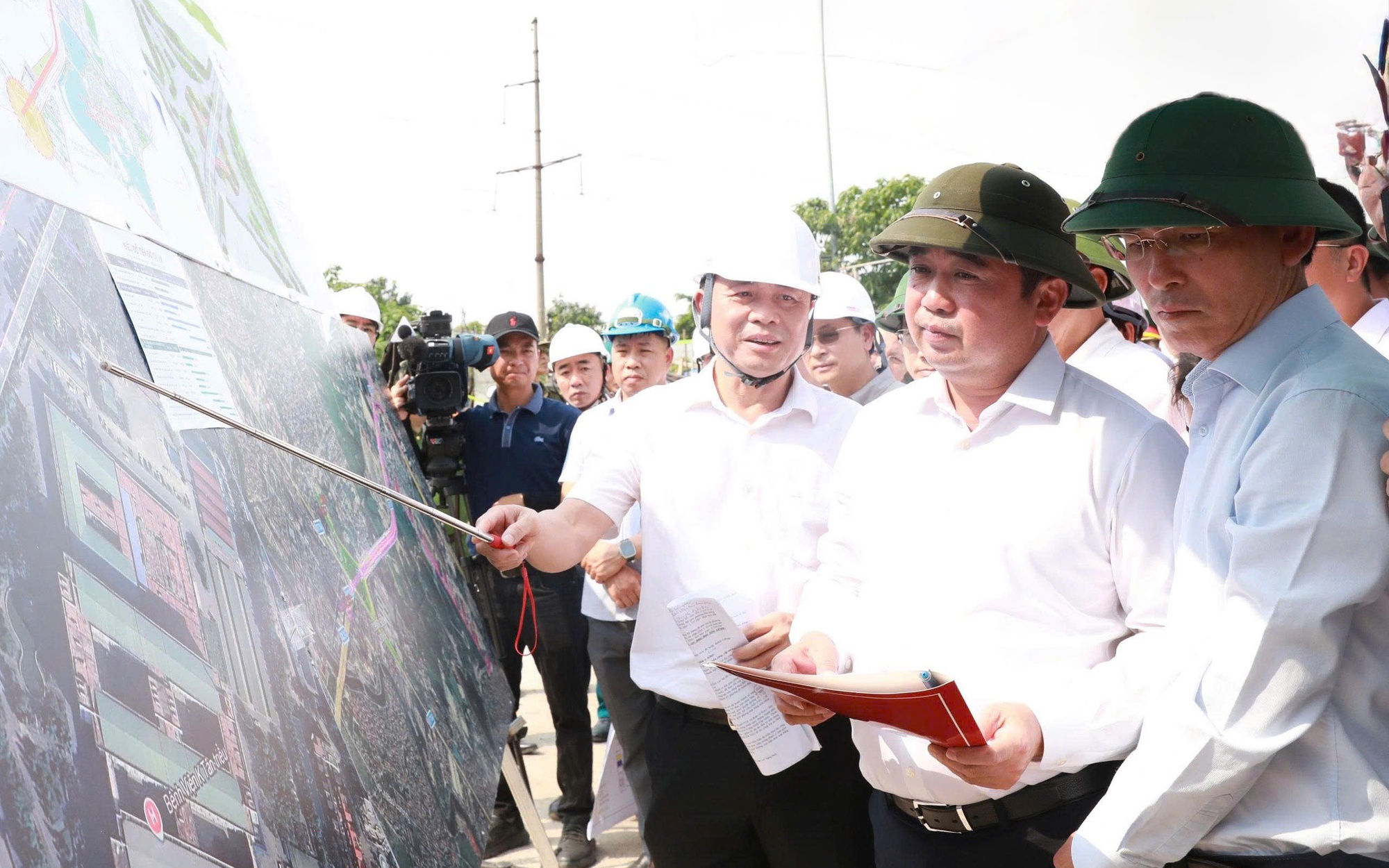 Bí thư Thành ủy Hà Nội Trần Đức Thắng và Phó Bí thư Thường trực Thành ủy Nguyễn Trọng Đông kiểm tra tiến độ Dự án đầu tư đường giao thông bao quanh khu tưởng niệm danh nhân Chu Văn An với tuyến đường 70 (đường Phan Trọng Tuệ). 