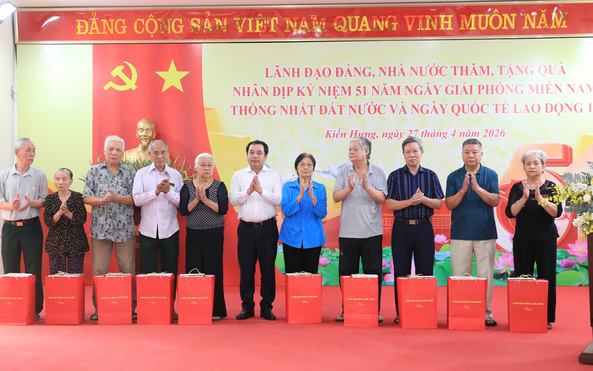 Bí thư Thành ủy Trần Đức Thắng trao quà tặng gia đình chính sách, công nhân, người lao động khó khăn trên địa bàn phường Kiến Hưng