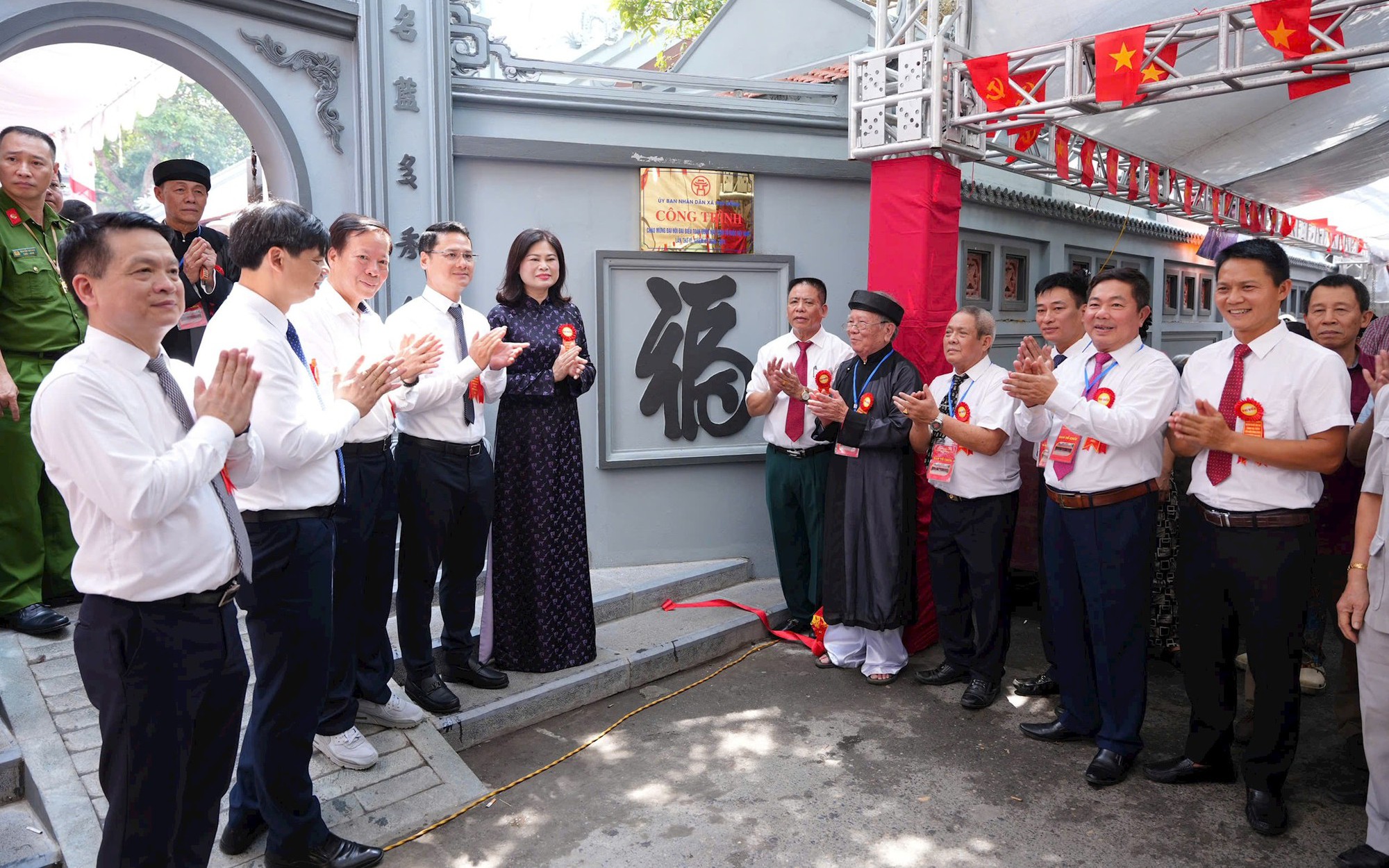 Các đại biểu gắn biển công trình tu bổ, tôn tạo Đình Hạ Thôn