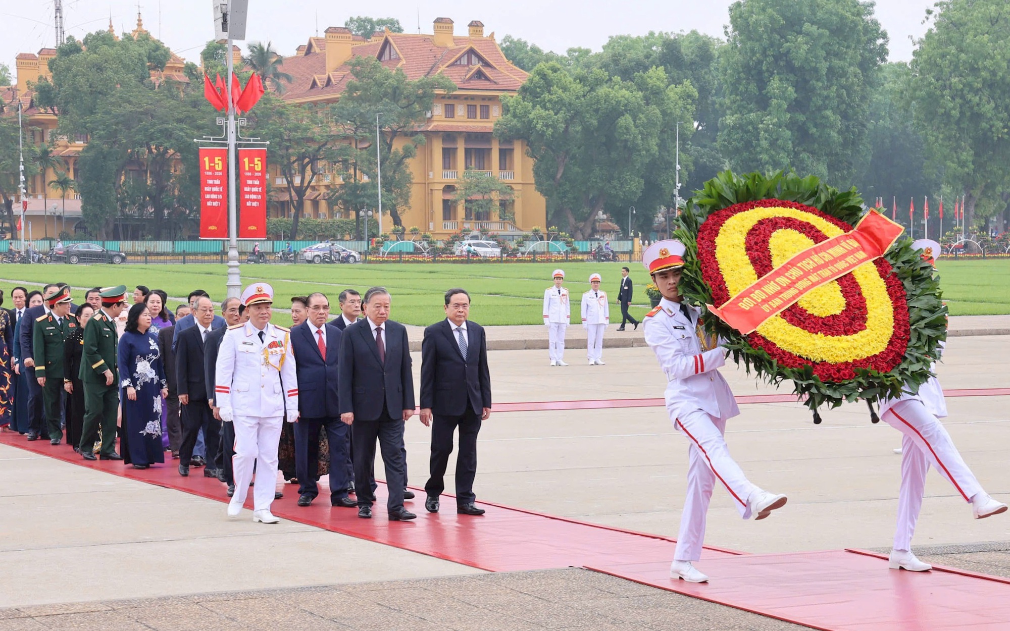 Các đồng chí lãnh đạo Đảng, Nhà nước đặt vòng hoa, vào Lăng viếng Chủ tịch Hồ Chí Minh