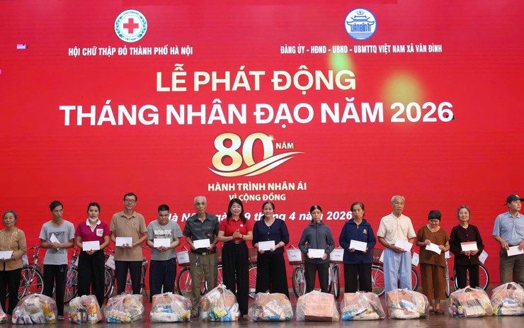 Lãnh đạo Hội Chữ thập đỏ Thành phố trao quà cho hộ có hoàn cảnh khó khăn.