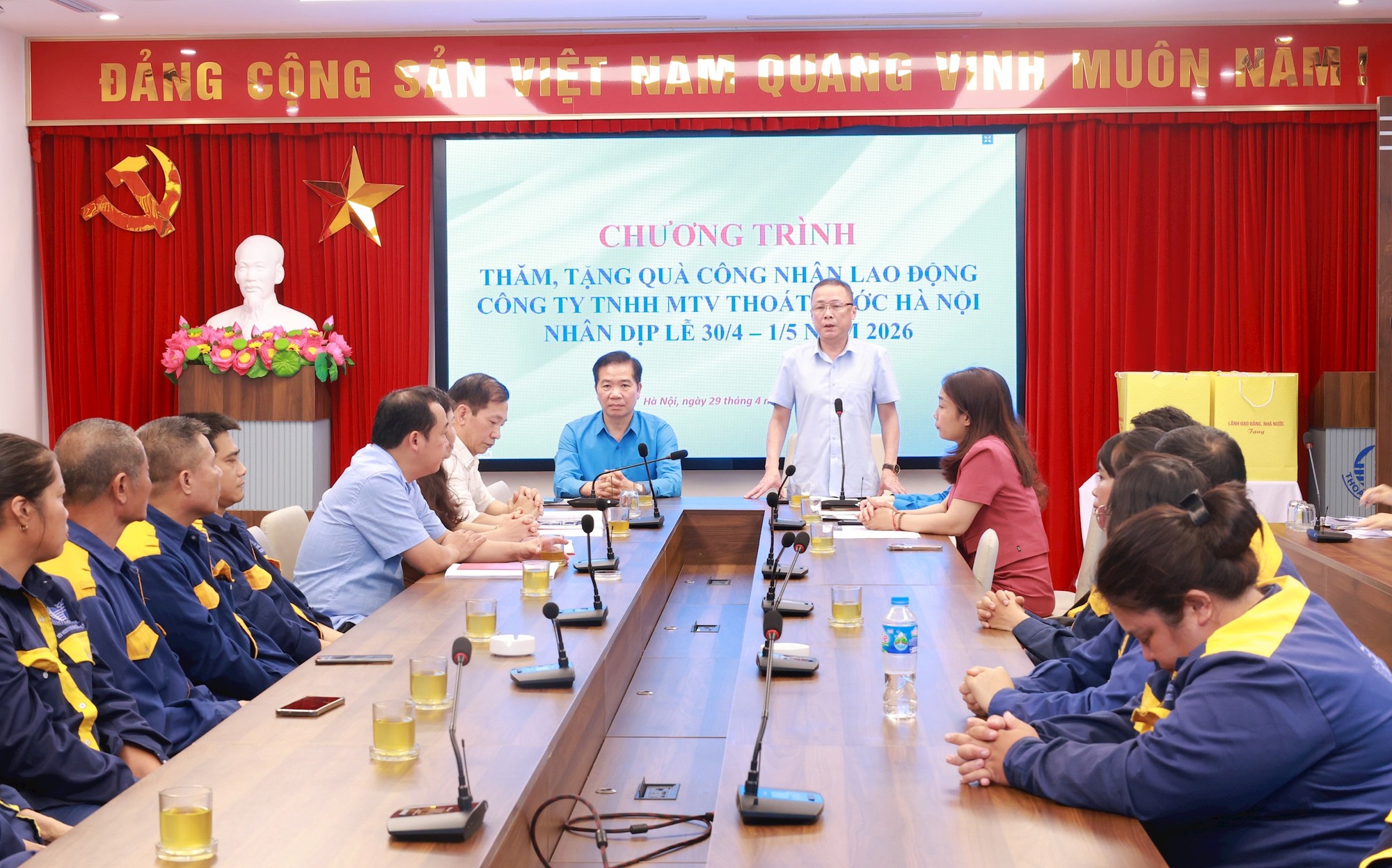 Hà Nội trao quà hỗ trợ công nhân có hoàn cảnh khó khăn- Ảnh 1.