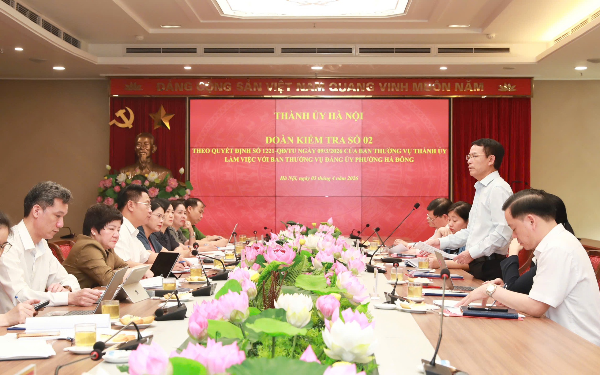 Quang cảnh buổi làm việc với Ban Thường vụ Đảng ủy phường Hà Đông