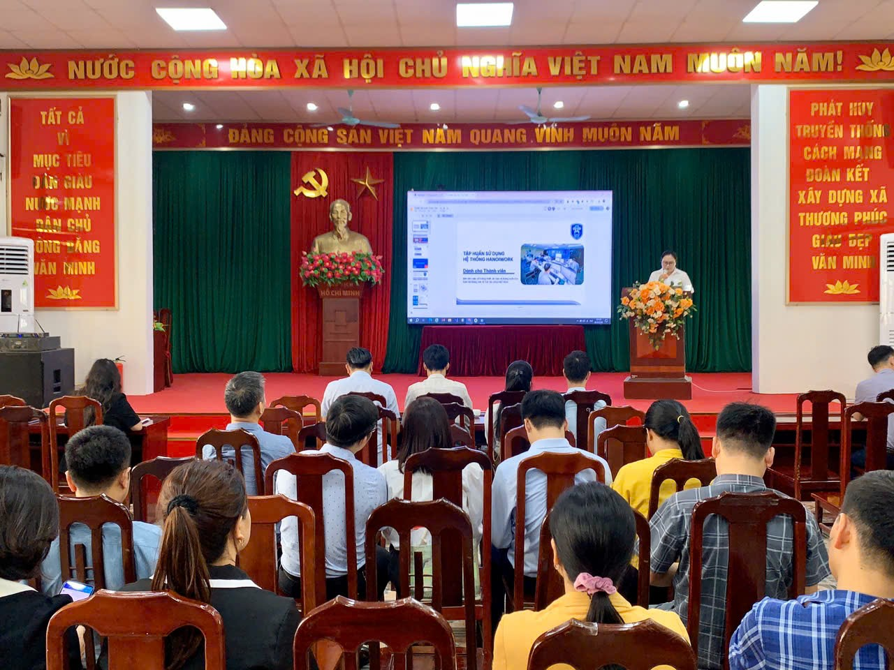 Thượng Phúc tập huấn sử dụng không gian số HanoiWork, thúc đẩy chuyển đổi số trong hệ thống chính trị- Ảnh 1.