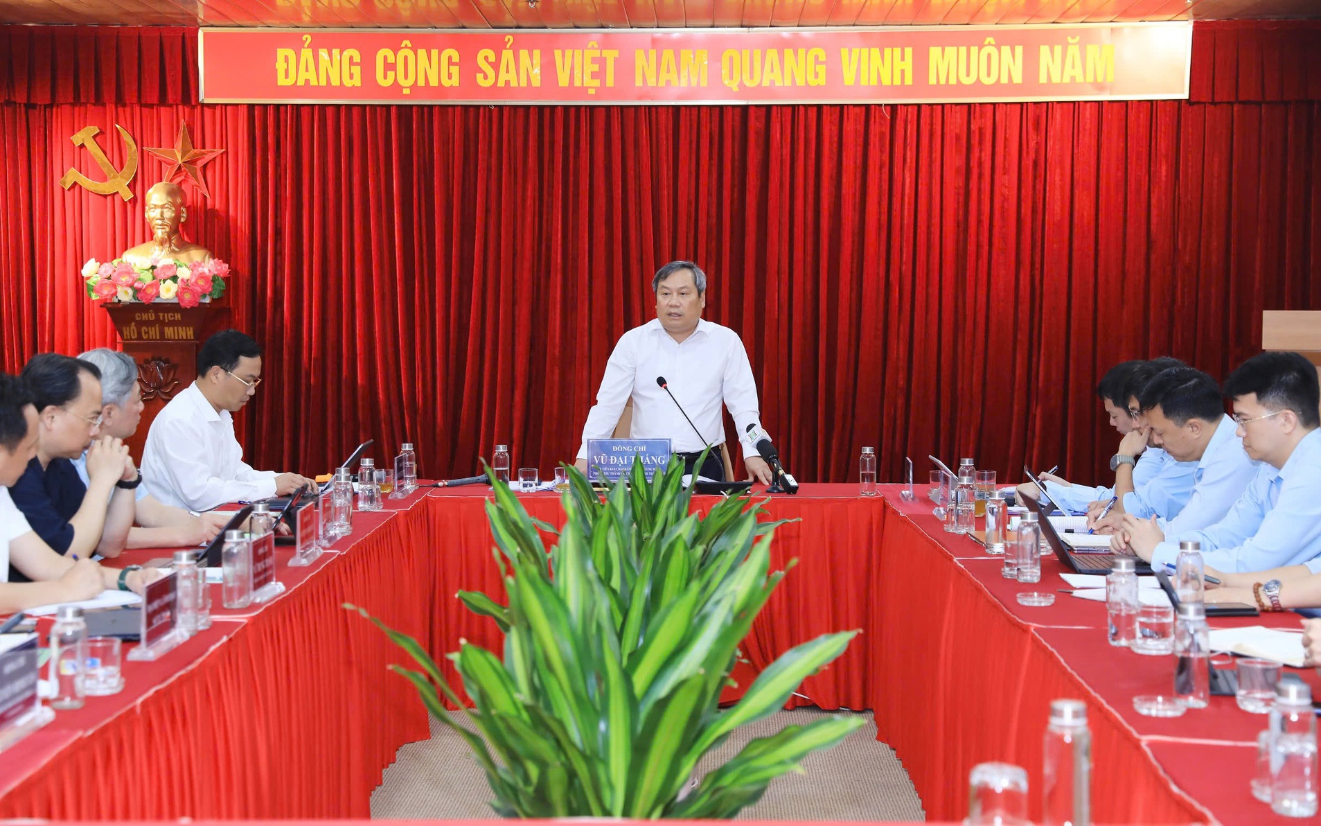 Chủ tịch UBND Thành phố Vũ Đại Thắng làm việc với Trung tâm Phục vụ Hành chính công Thành phố (Ảnh: Lê Hải)