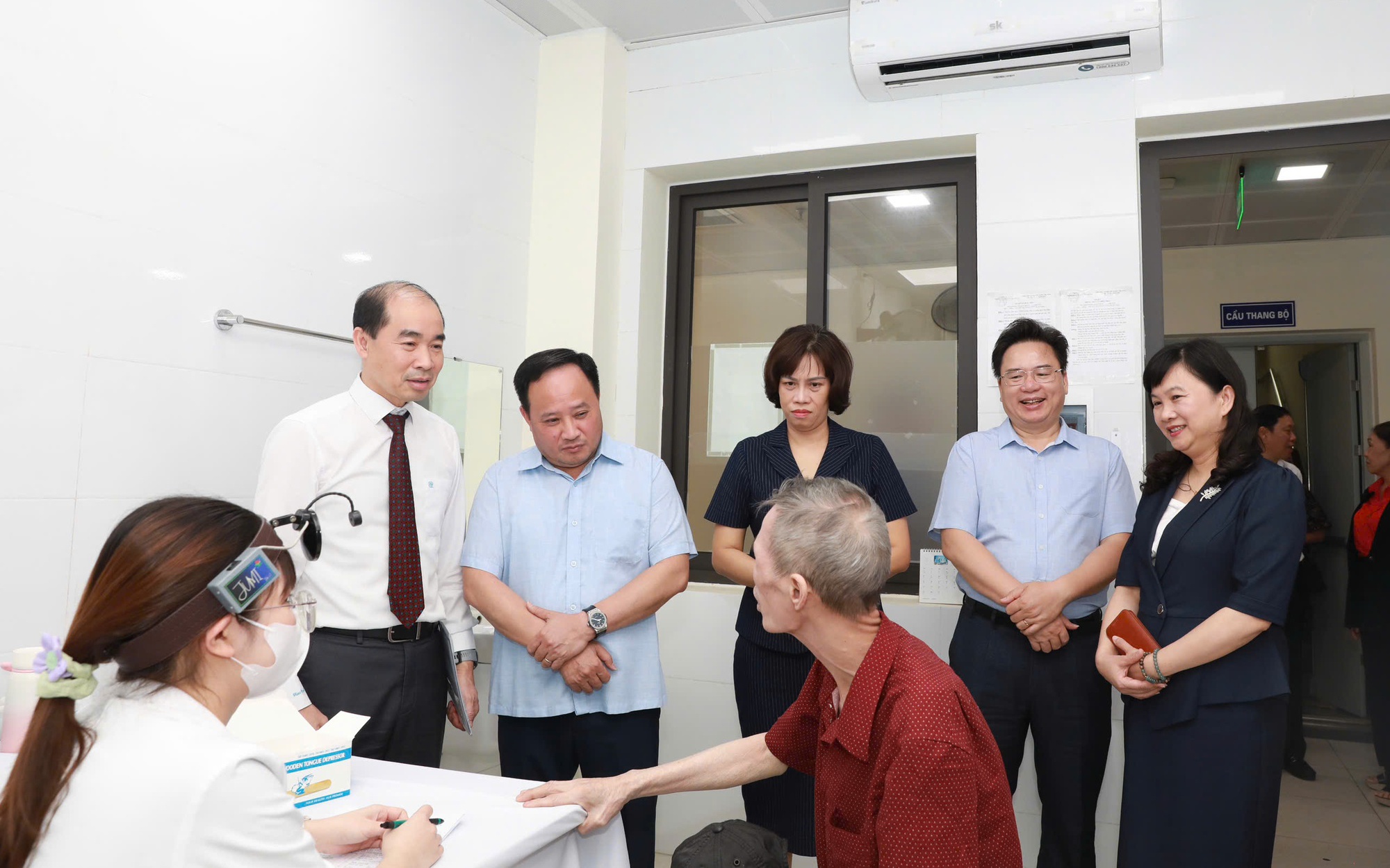 Các đồng chí lãnh đạo thăm hỏi người dân đang được khám bệnh miễn phí tại Phòng khám đa khoa Mai Hương 