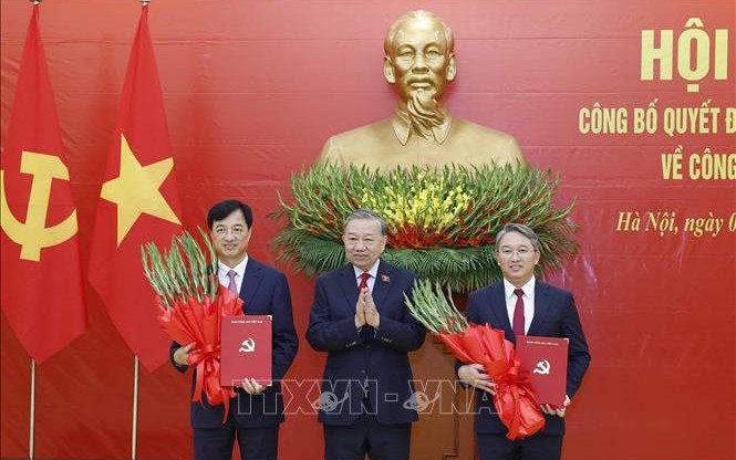 Tổng Bí thư, Chủ tịch nước Tô Lâm trao Quyết định của Bộ Chính trị và tặng hoa chúc mừng Trưởng ban Tổ chức Trung ương Nguyễn Duy Ngọc và Chánh Văn phòng Trung ương Đảng Nguyễn Hải Ninh. Ảnh: TTXVN