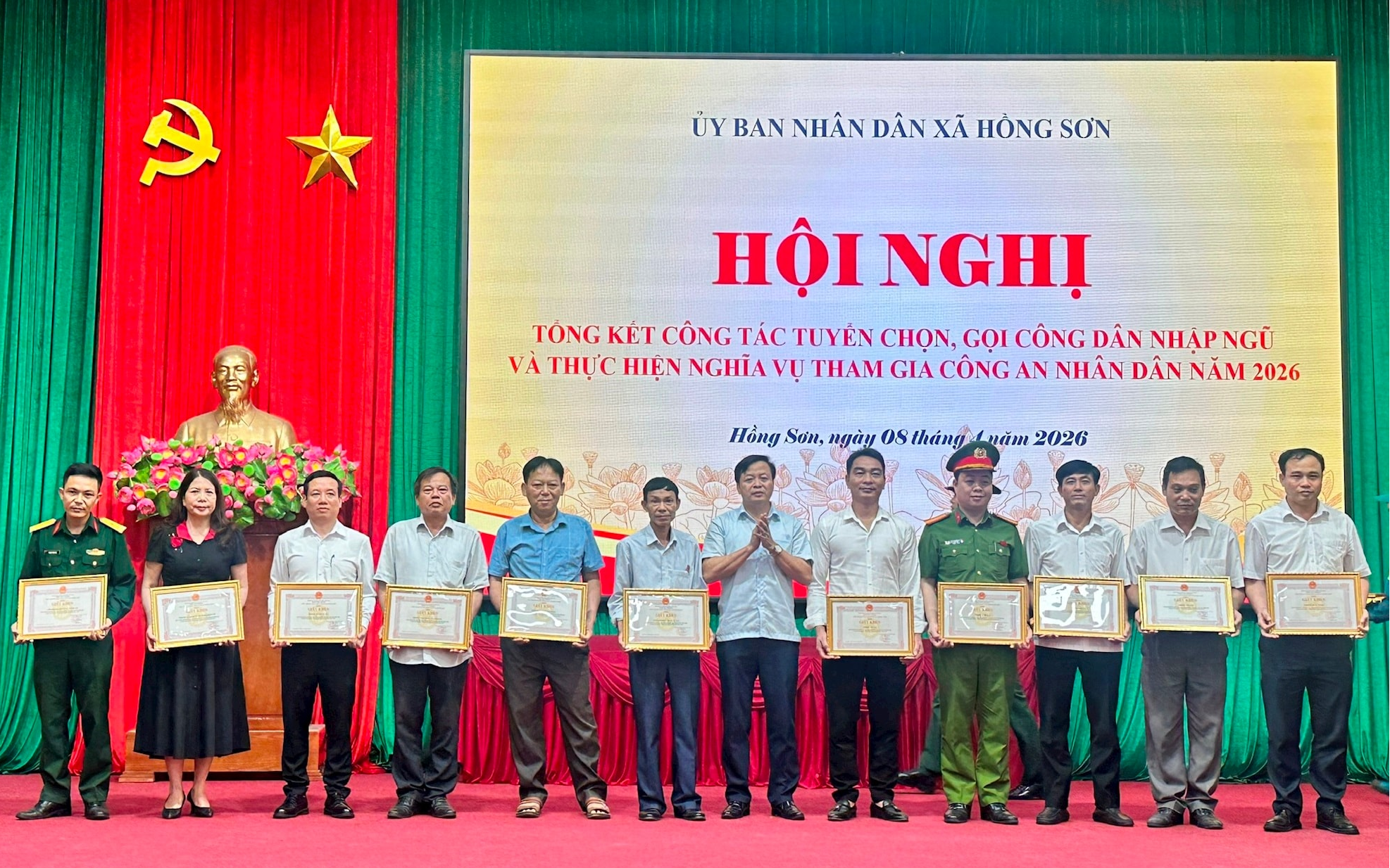 Bí thư Đảng ủy, Chủ tịch HĐND xã Lê Chí Hòa trao thưởng cho các tập thể. 