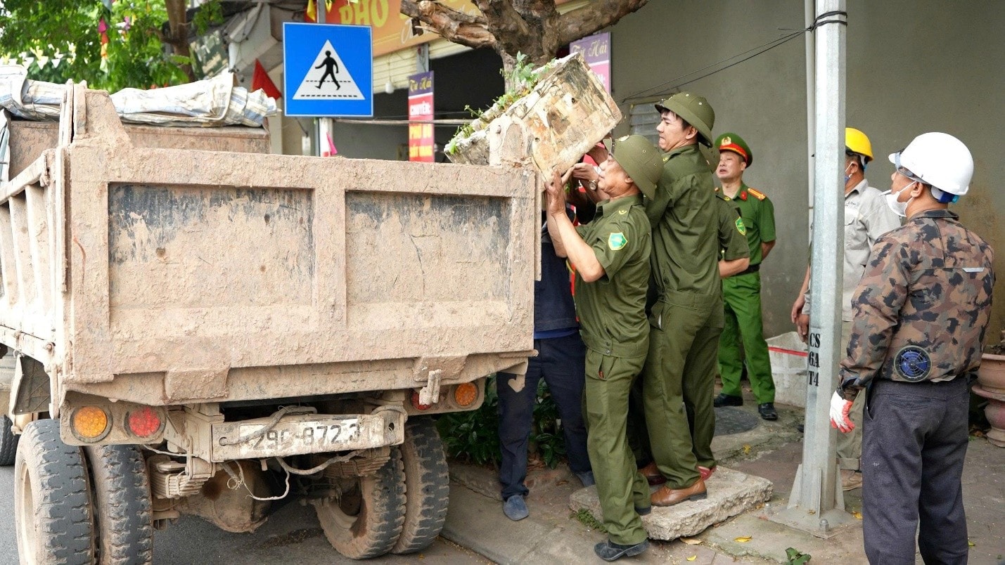 Xã Hoài Đức ra quân xử lý các vi phạm trật tự đô thị- Ảnh 1.