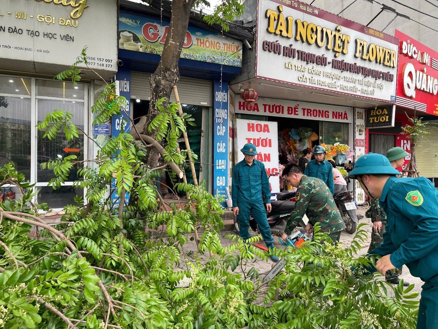 Xã Hoài Đức ra quân xử lý các vi phạm trật tự đô thị- Ảnh 3.