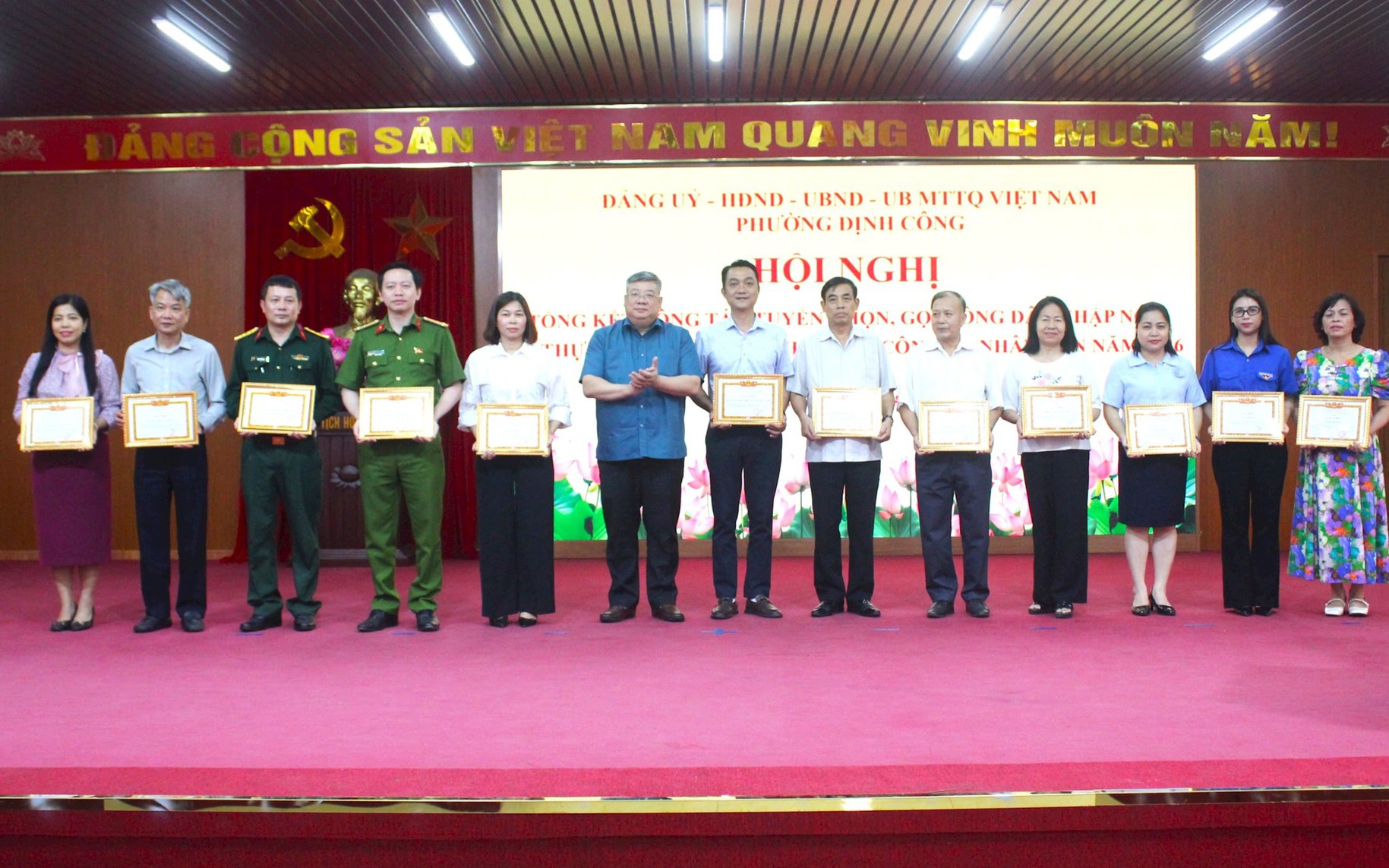 Khen thưởng các tập thể, cá nhân có thành tích xuất sắc trong công tác tuyển quân
