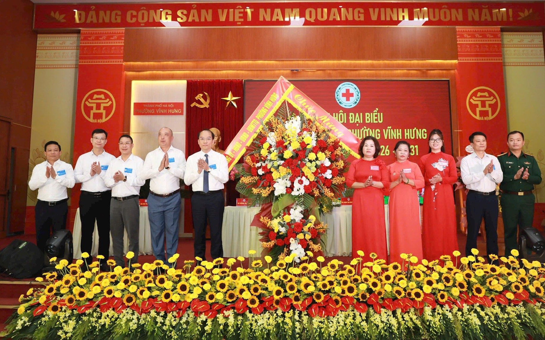 Các đồng chí lãnh đạo phường Vĩnh Hưng tặng hoa chúc mừng Đại hội