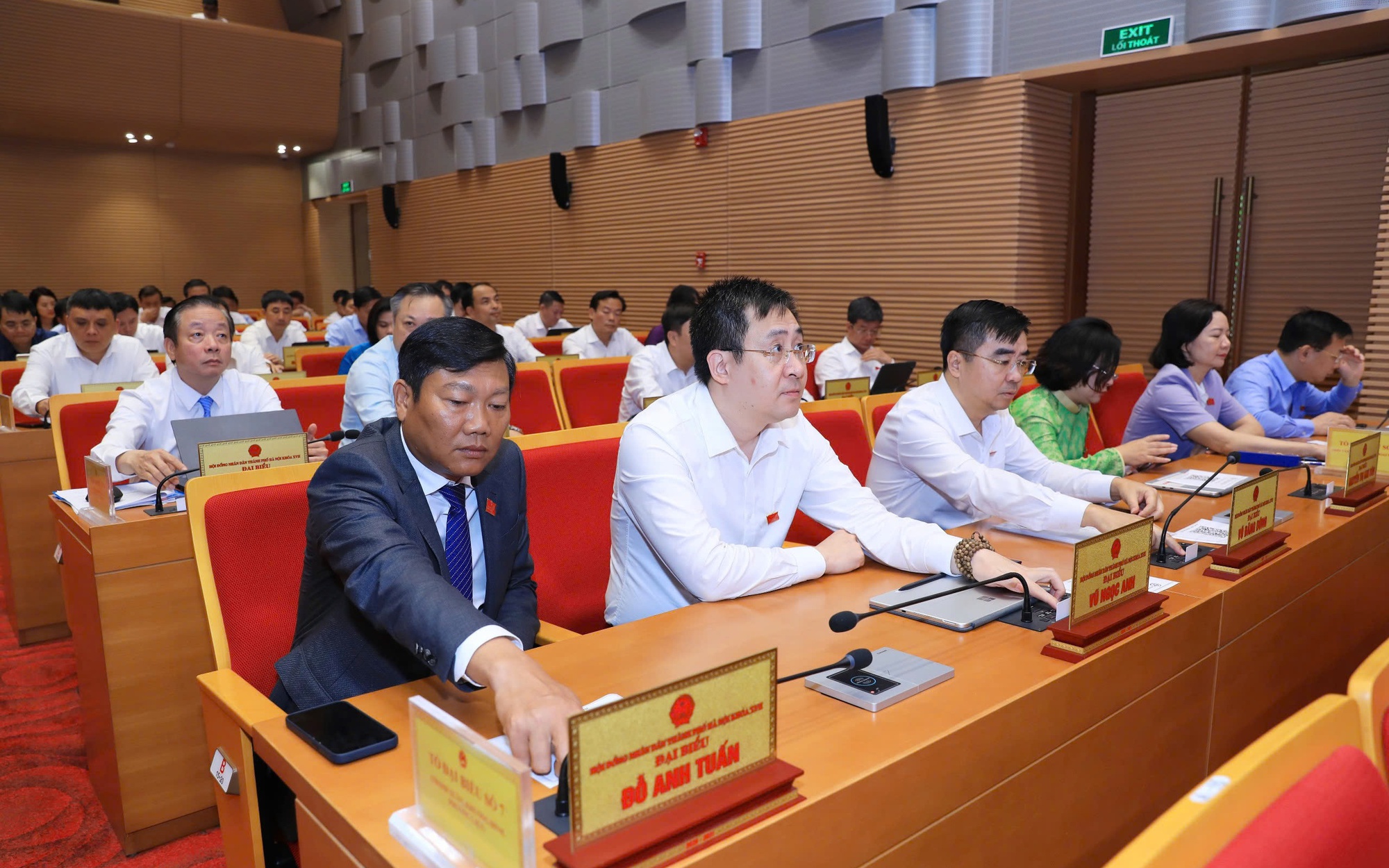 Đại biểu bấm nút thông qua nội dung nghị quyết tại kỳ họp.