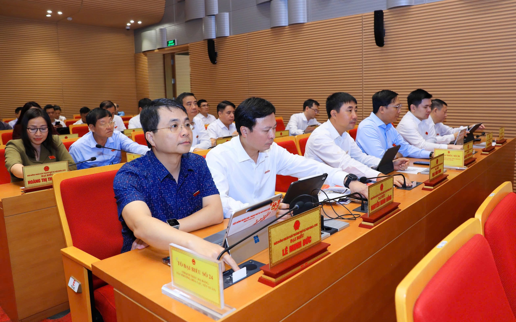 Đại biểu bấm nút thông qua nội dung nghị quyết tại kỳ họp.