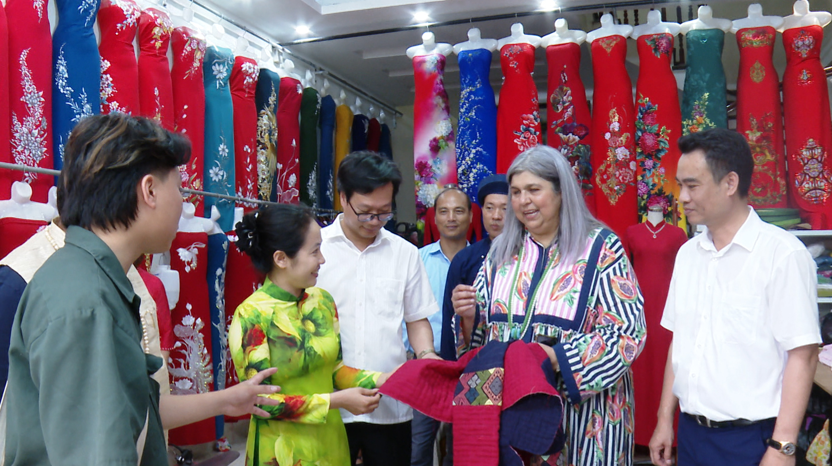 Đoàn Hội đồng Thủ công Thế giới tham quan làng nghề may áo dài truyền thống Trạch Xá- Ảnh 6.