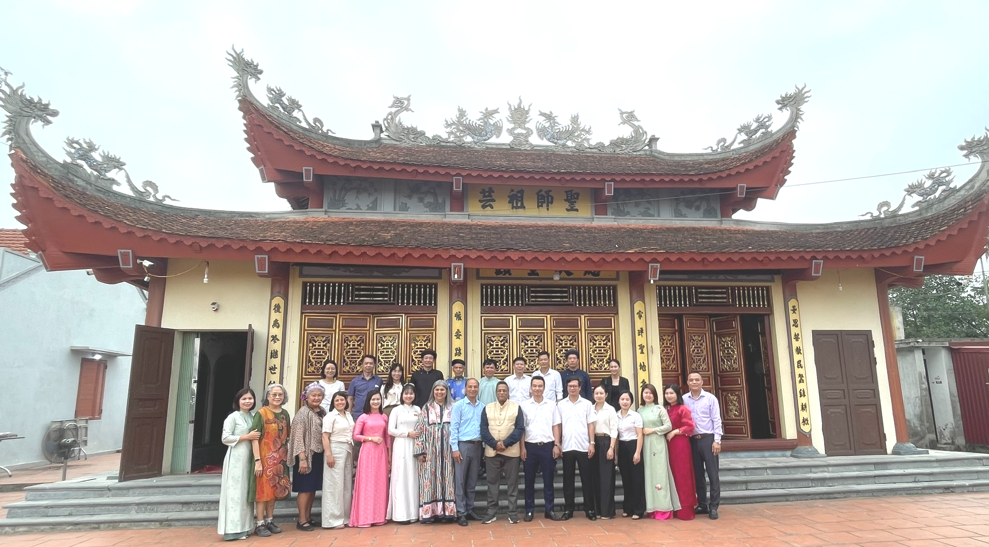 Đoàn Hội đồng Thủ công Thế giới tham quan làng nghề may áo dài truyền thống Trạch Xá- Ảnh 7.