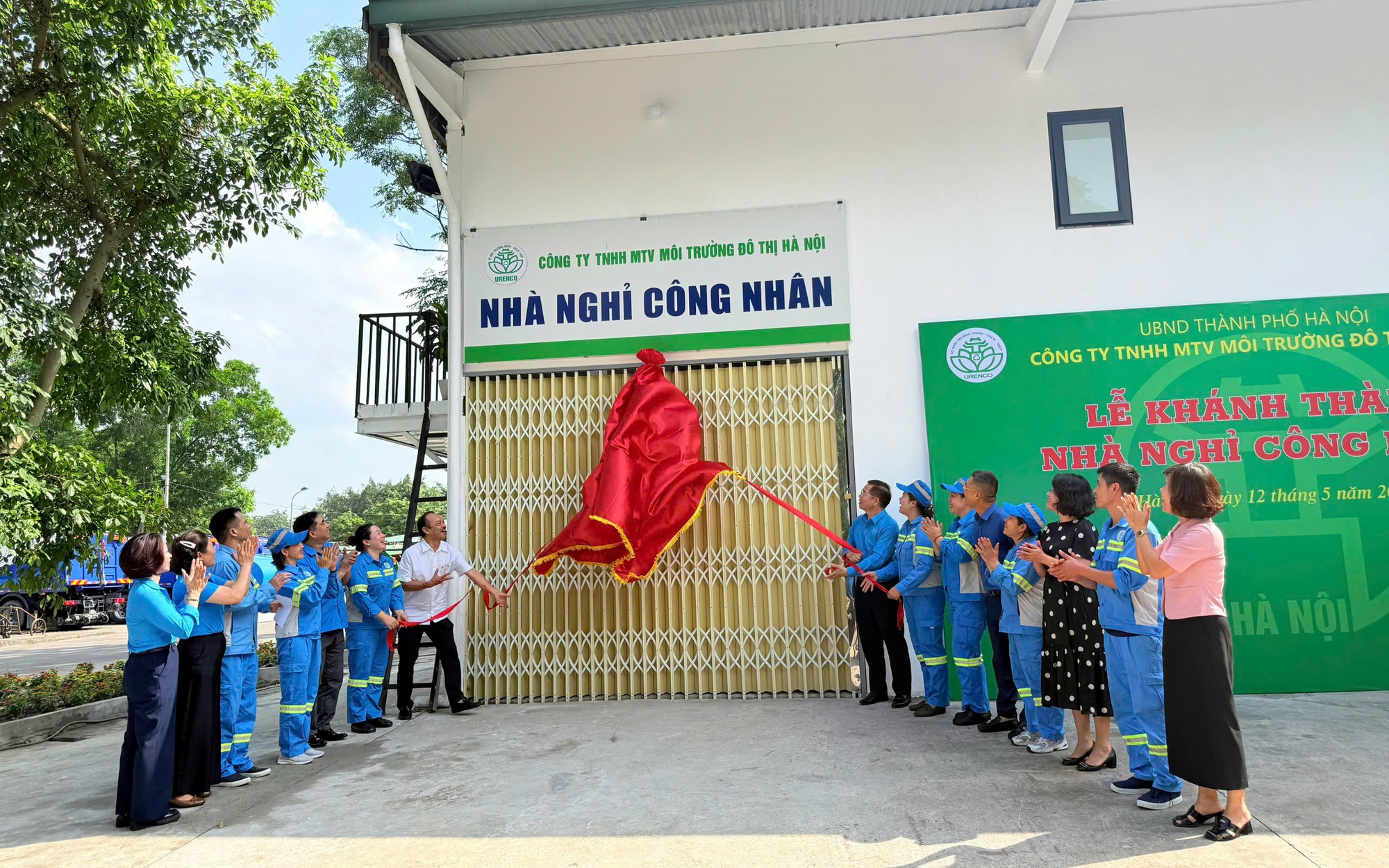 Nhà lưu trú cho công nhân môi trường tại khu vực đội xe Lâm Du (tổ 1 phường Bồ Đề, thành phố Hà Nội).