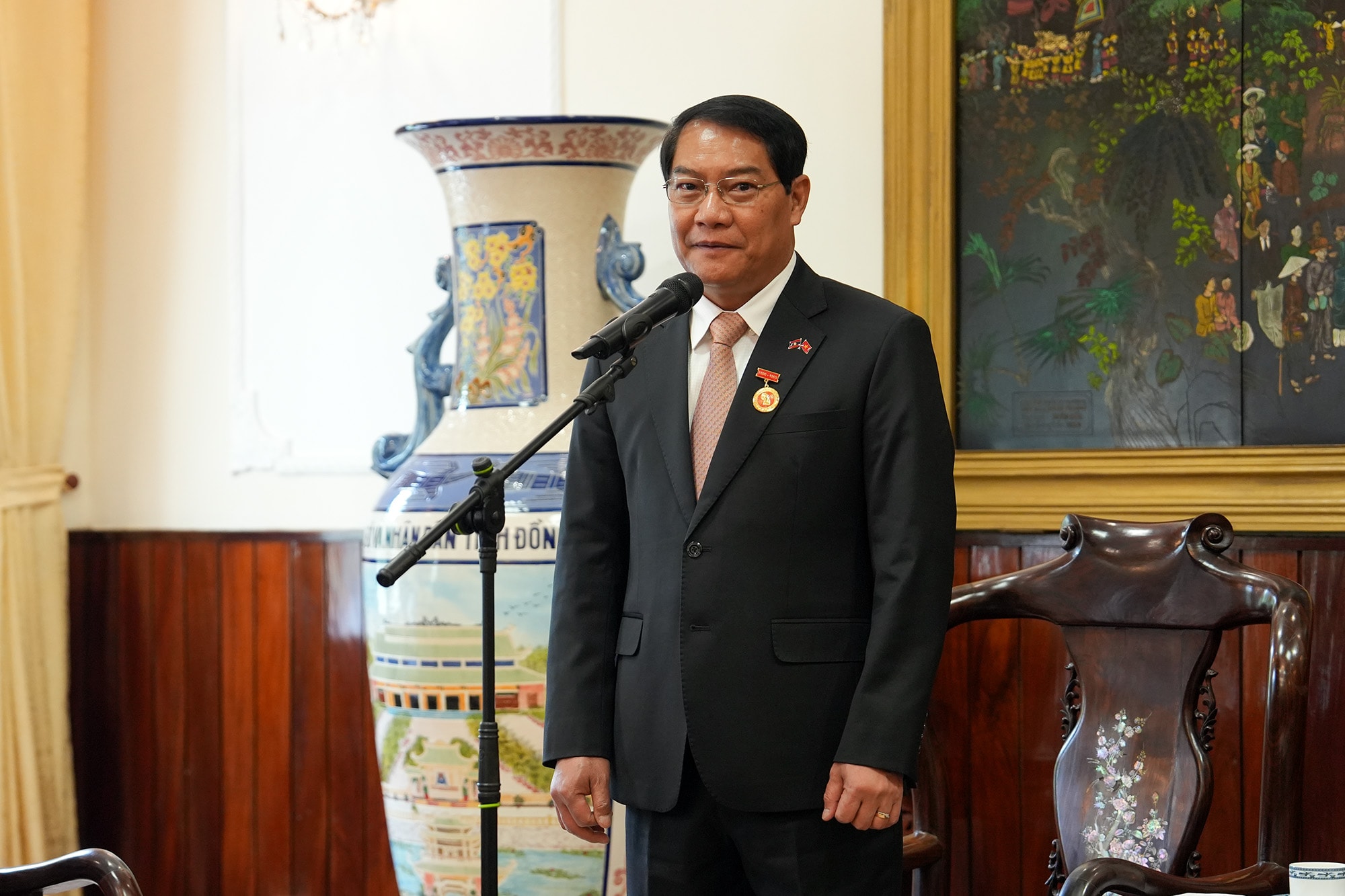 Đoàn đại biểu cấp cao Thủ đô Viêng Chăn (Lào) vào Lăng viếng Chủ tịch Hồ Chí Minh- Ảnh 2.