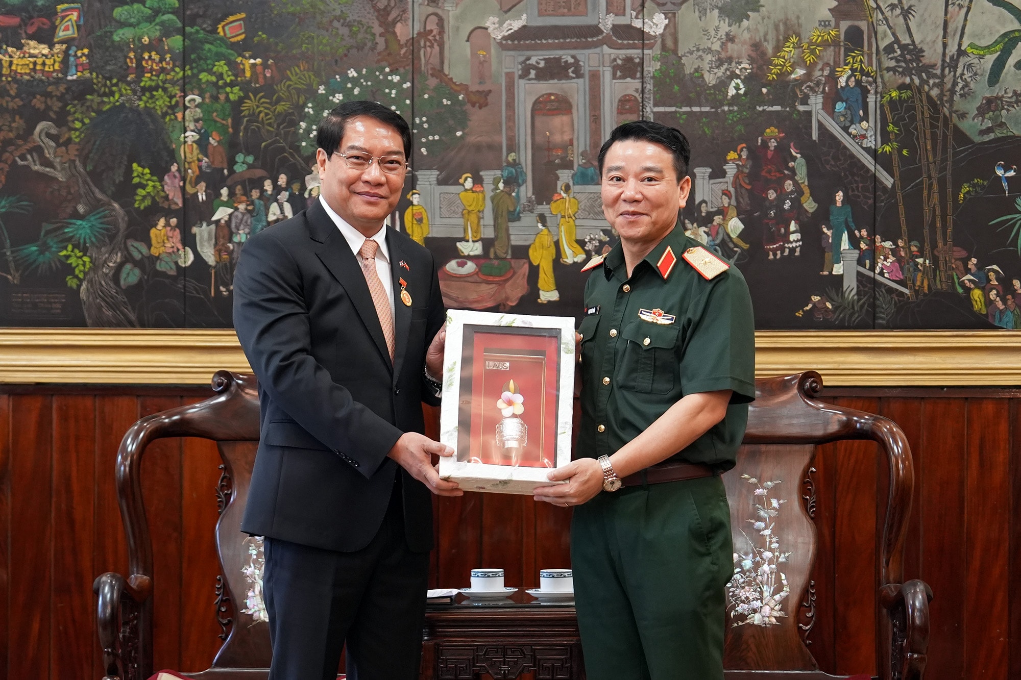 Đoàn đại biểu cấp cao Thủ đô Viêng Chăn (Lào) vào Lăng viếng Chủ tịch Hồ Chí Minh- Ảnh 3.