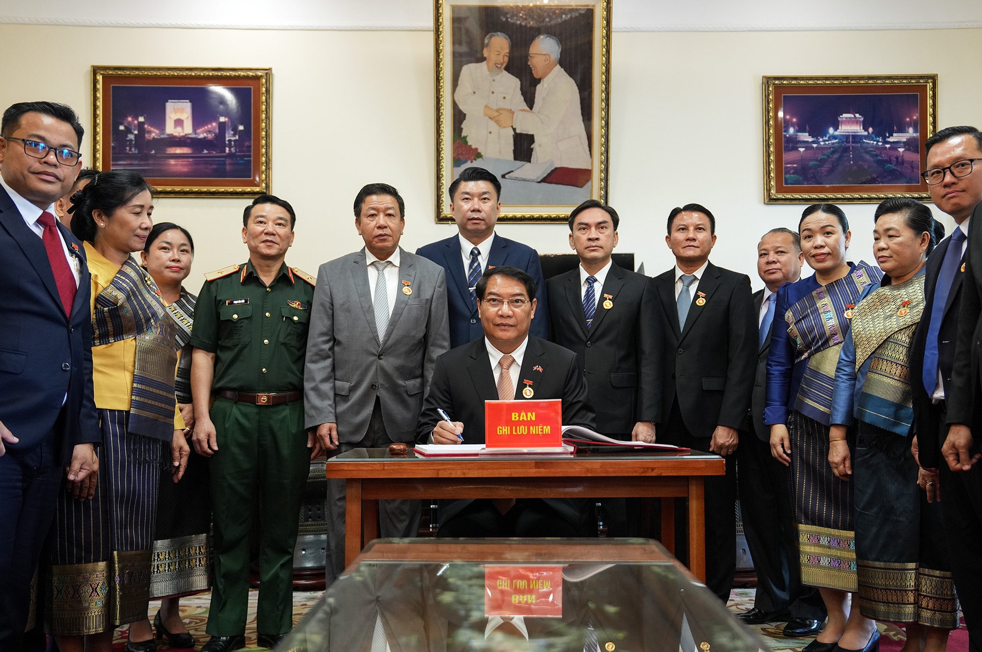 Đoàn đại biểu cấp cao Thủ đô Viêng Chăn (Lào) vào Lăng viếng Chủ tịch Hồ Chí Minh- Ảnh 4.