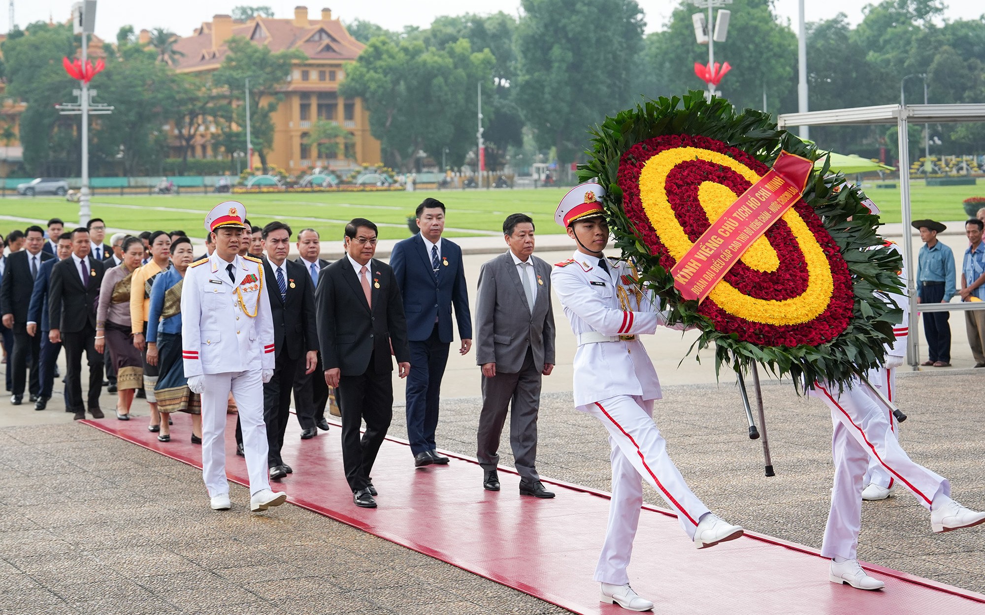 Đoàn đại biểu cấp cao Thủ đô Viêng Chăn vào Lăng viếng Chủ tịch Hồ Chí Minh