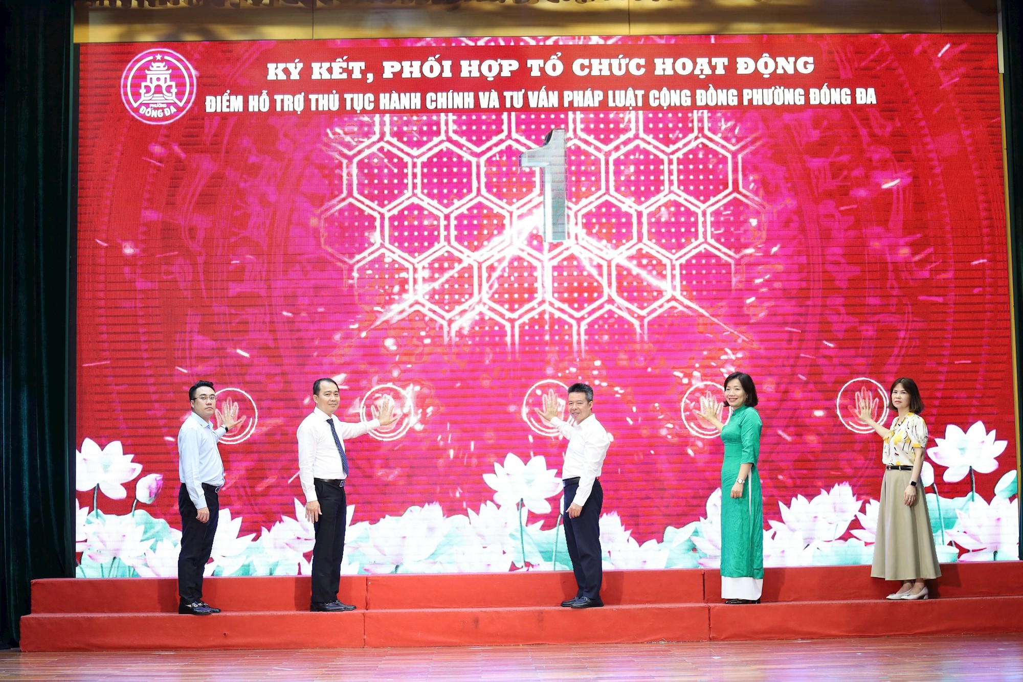 Phường Đống Đa ra mắt điểm hỗ trợ thủ tục hành chính và tư vấn pháp luật cộng đồng- Ảnh 2.