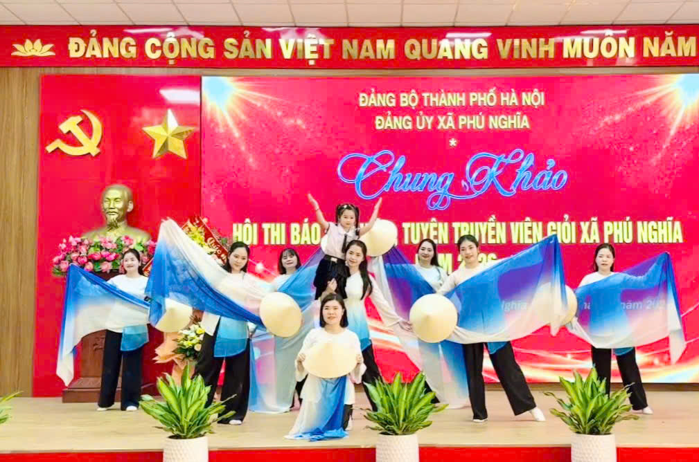 Chung khảo Hội thi “Báo cáo viên, tuyên truyền viên giỏi” xã Phú Nghĩa- Ảnh 1.
