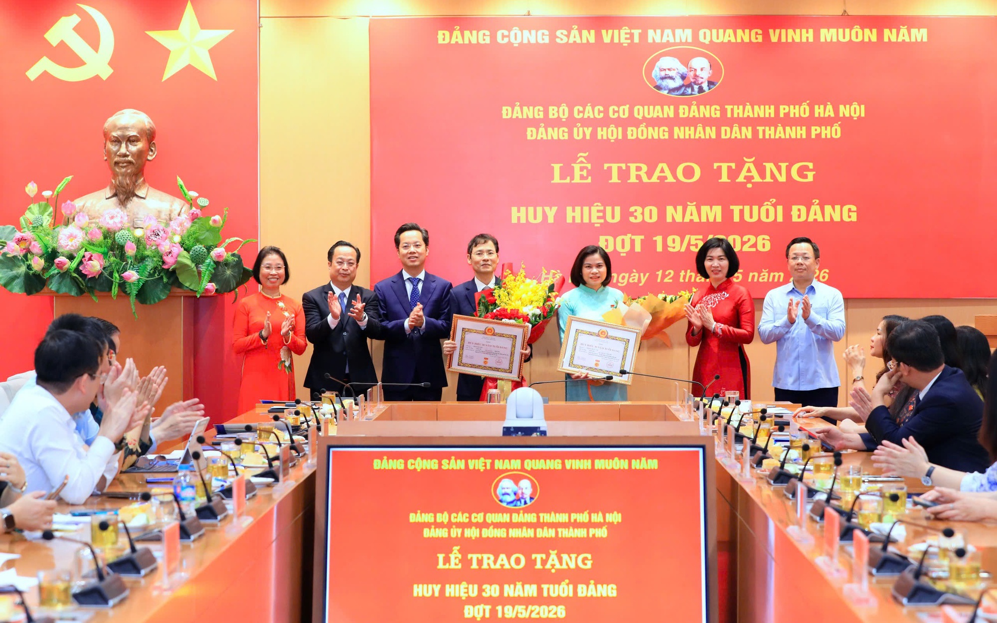 Trao Huy hiệu 30 năm tuổi Đảng cho cán bộ lãnh đạo