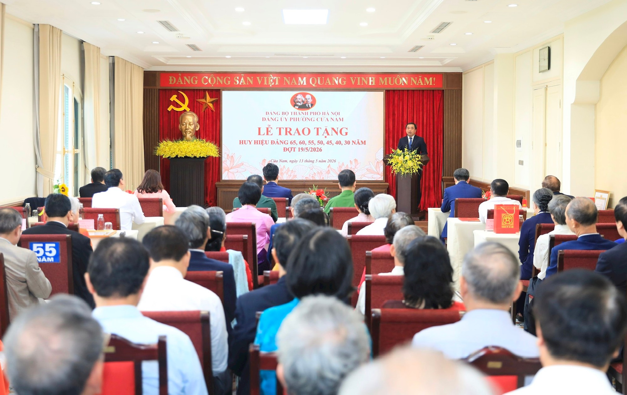 Bí thư Thành ủy Trần Đức Thắng trao Huy hiệu Đảng tặng các đảng viên lão thành phường Cửa Nam- Ảnh 3.