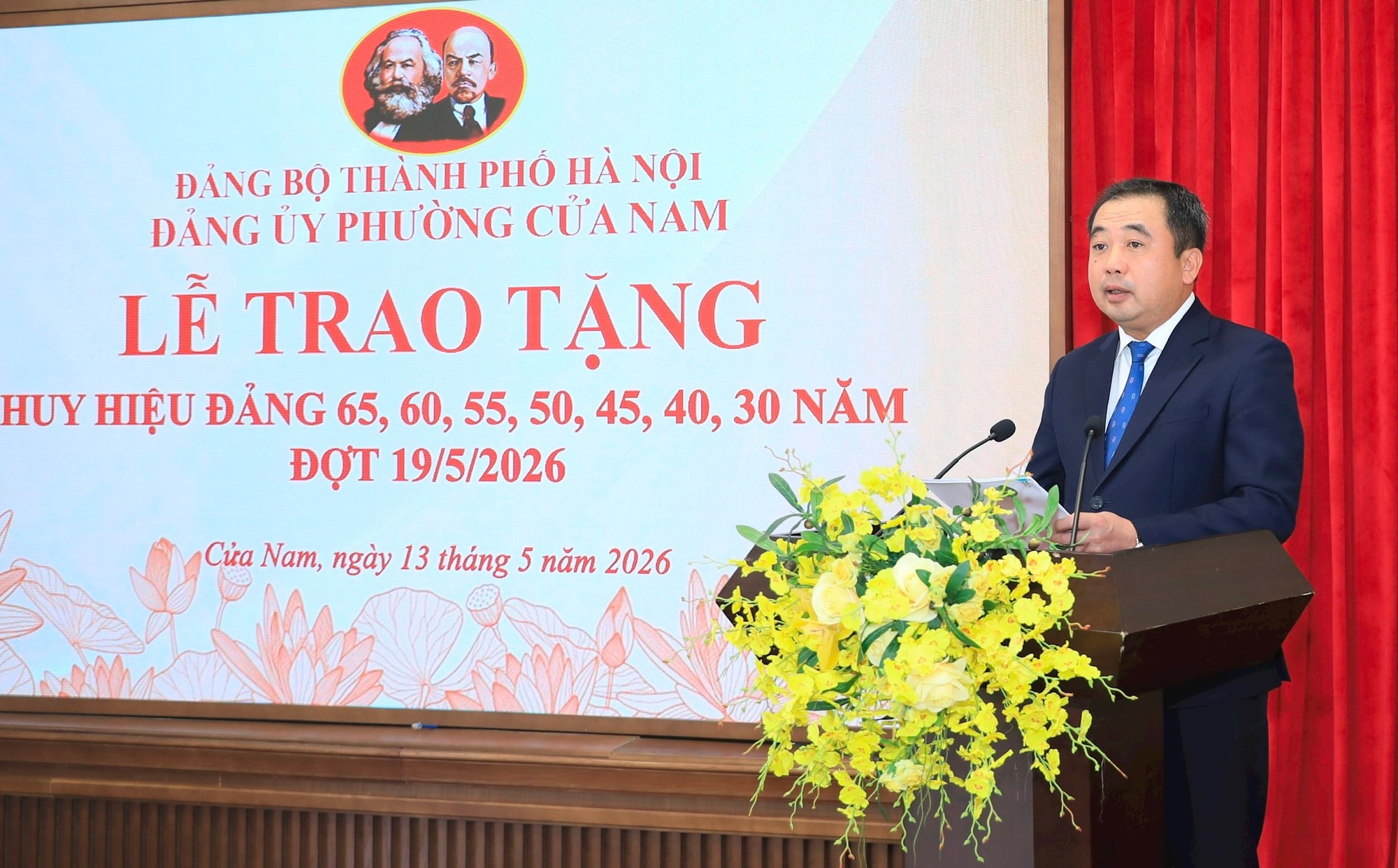 Bí thư Thành ủy Trần Đức Thắng trao Huy hiệu Đảng tặng các đảng viên lão thành phường Cửa Nam- Ảnh 2.
