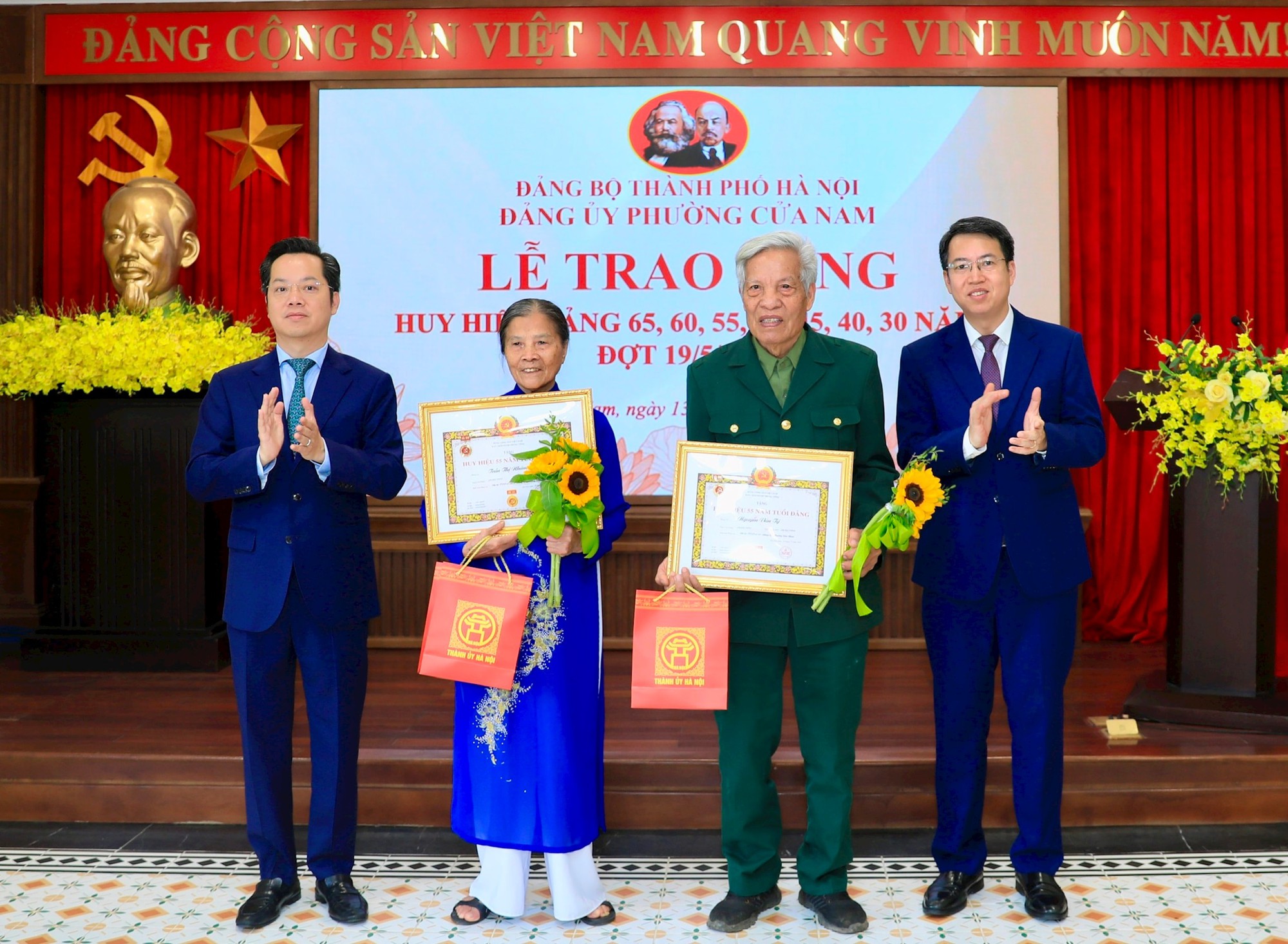 Bí thư Thành ủy Trần Đức Thắng trao Huy hiệu Đảng tặng các đảng viên lão thành phường Cửa Nam- Ảnh 1.
