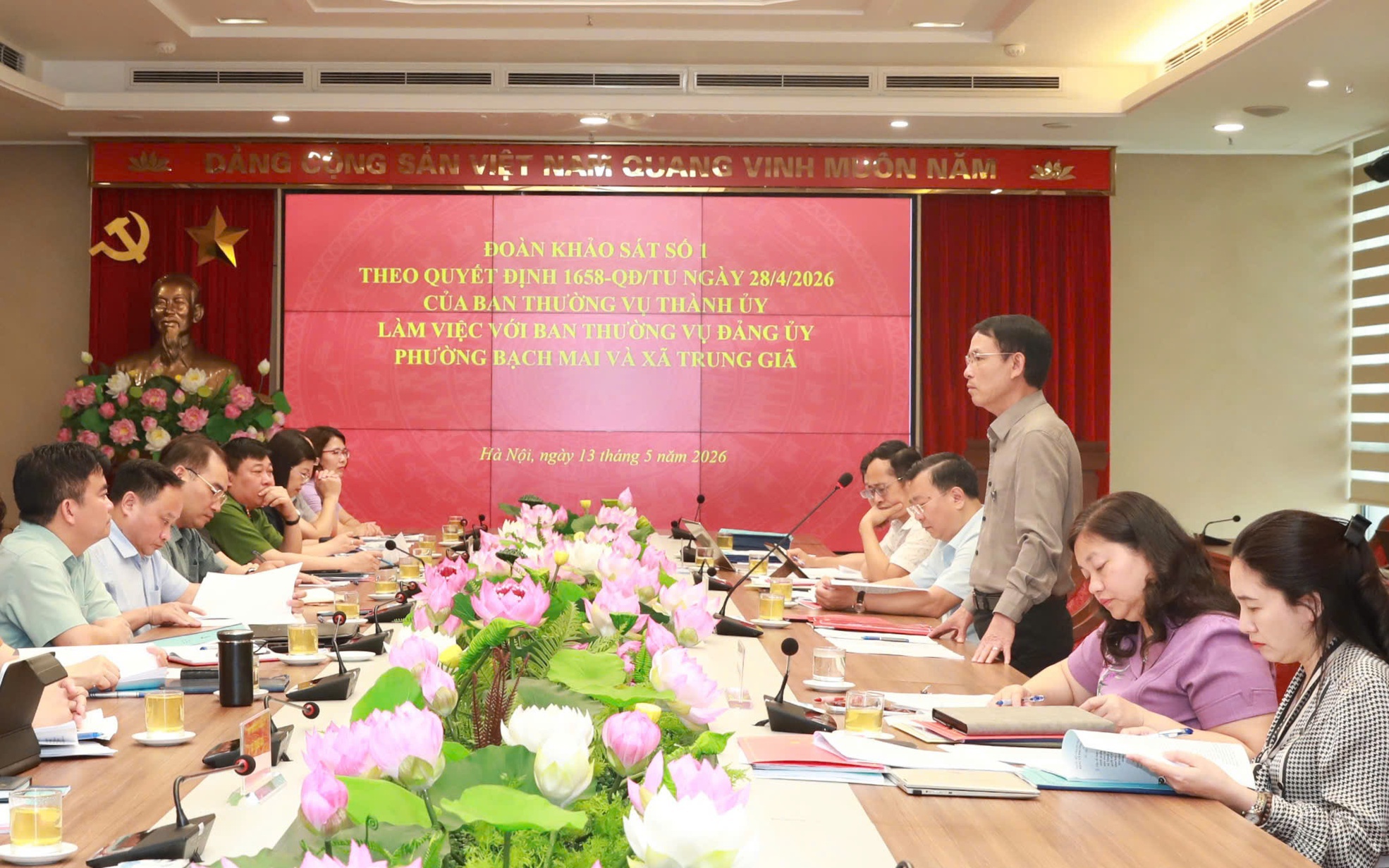 Quang cảnh buổi giám sát với Ban Thường vụ Đảng ủy phường Bạch Mai và xã Trung Giã