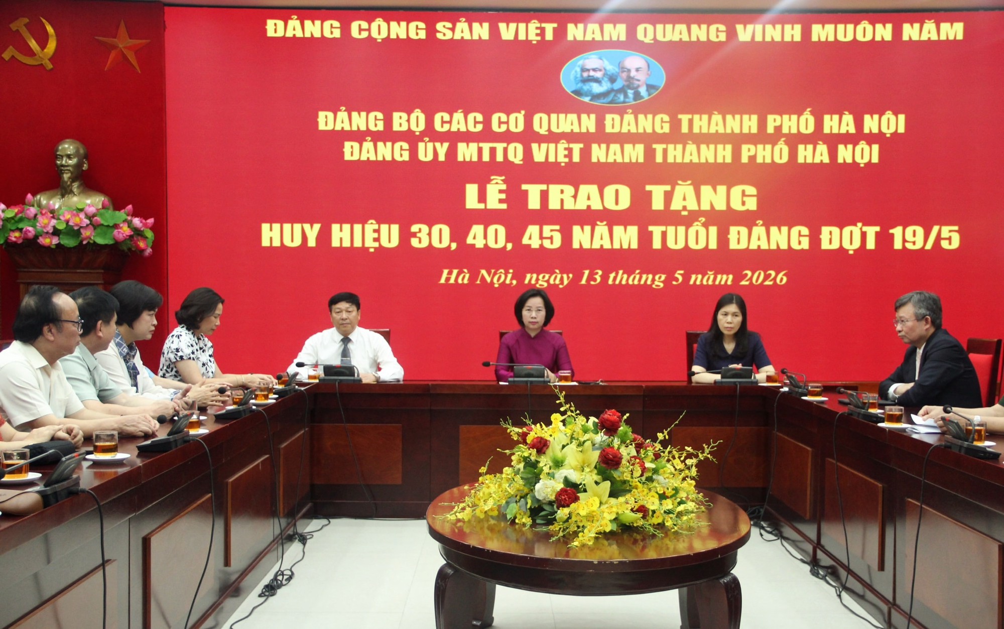 Đảng bộ MTTQ Việt Nam thành phố Hà Nội trao Huy hiệu Đảng đợt 19/5- Ảnh 2.
