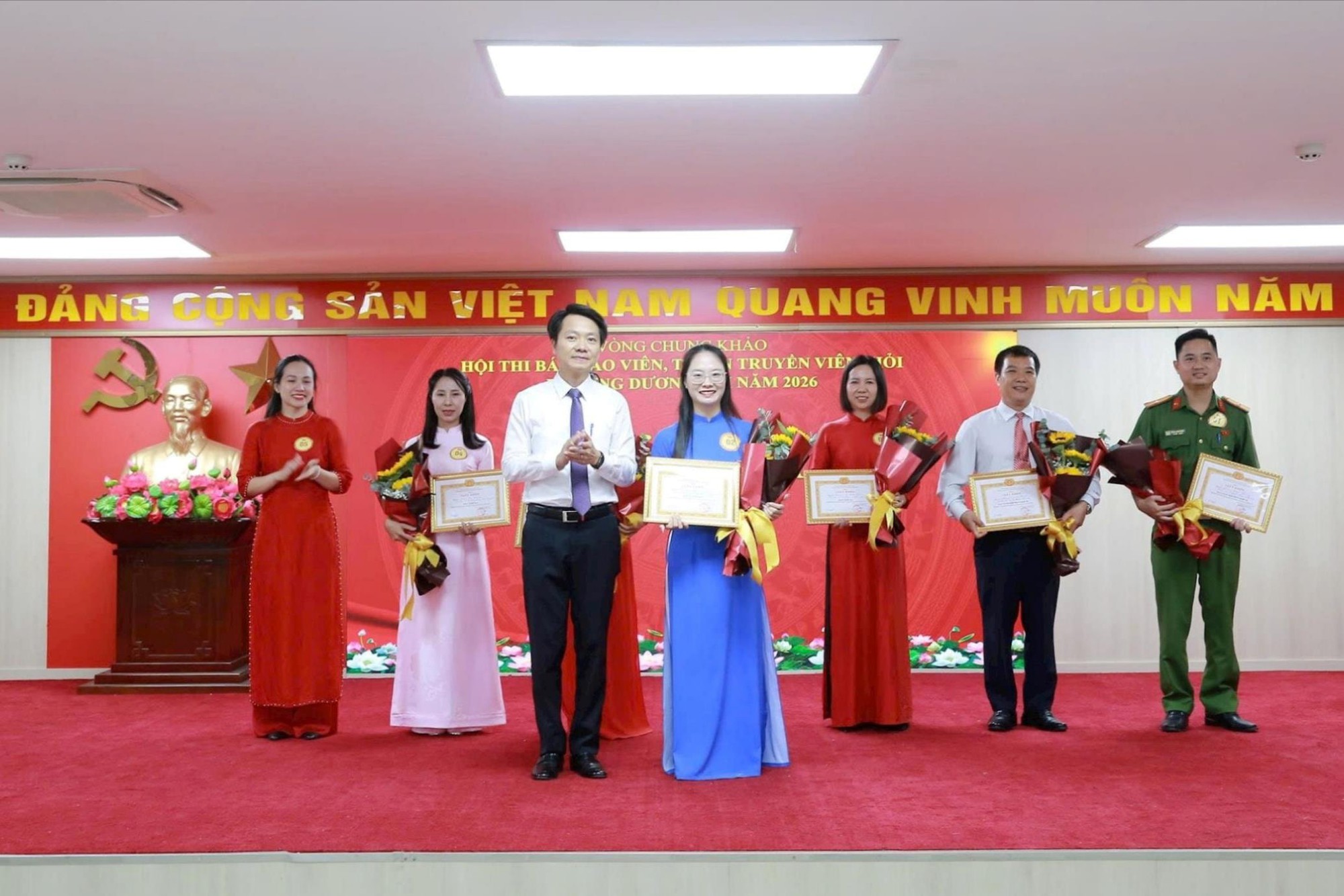 Chung khảo Hội thi Báo cáo viên, tuyên truyền viên giỏi phường Dương Nội- Ảnh 4.