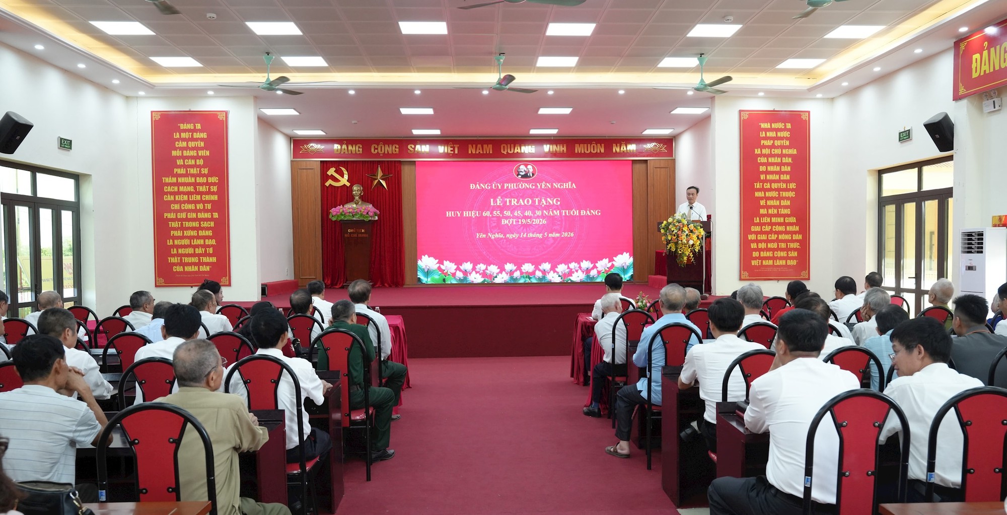Đảng ủy phường Yên Nghĩa trao tặng Huy hiệu Đảng đợt 19/5 cho 26 đảng viên- Ảnh 1.