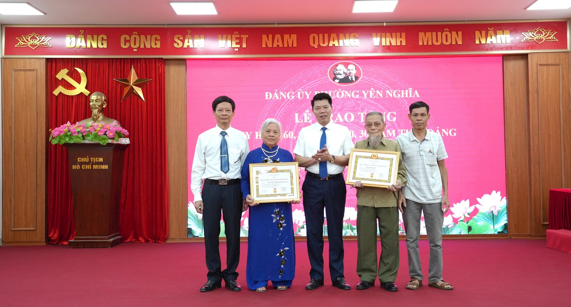 Đảng ủy phường Yên Nghĩa trao tặng Huy hiệu Đảng đợt 19/5 cho 26 đảng viên- Ảnh 4.