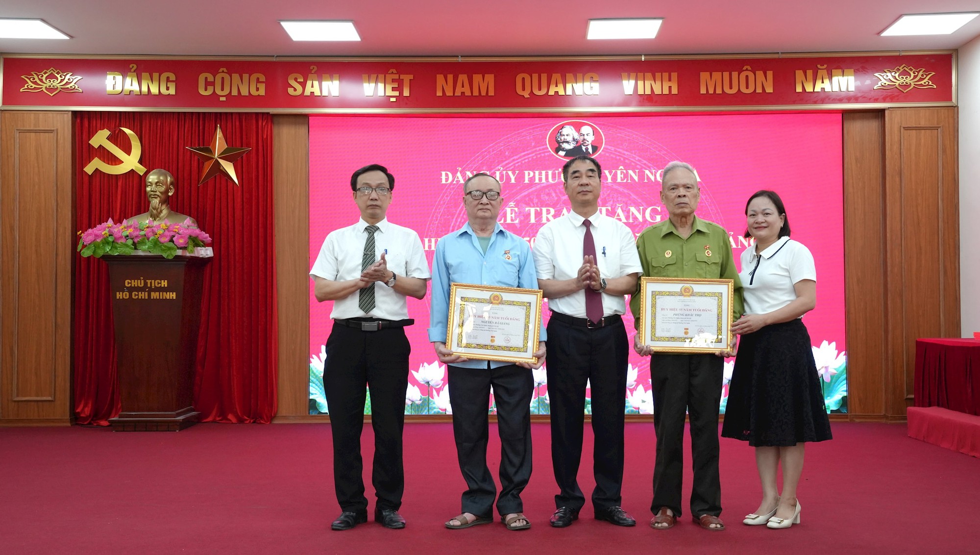 Đảng ủy phường Yên Nghĩa trao tặng Huy hiệu Đảng đợt 19/5 cho 26 đảng viên- Ảnh 3.