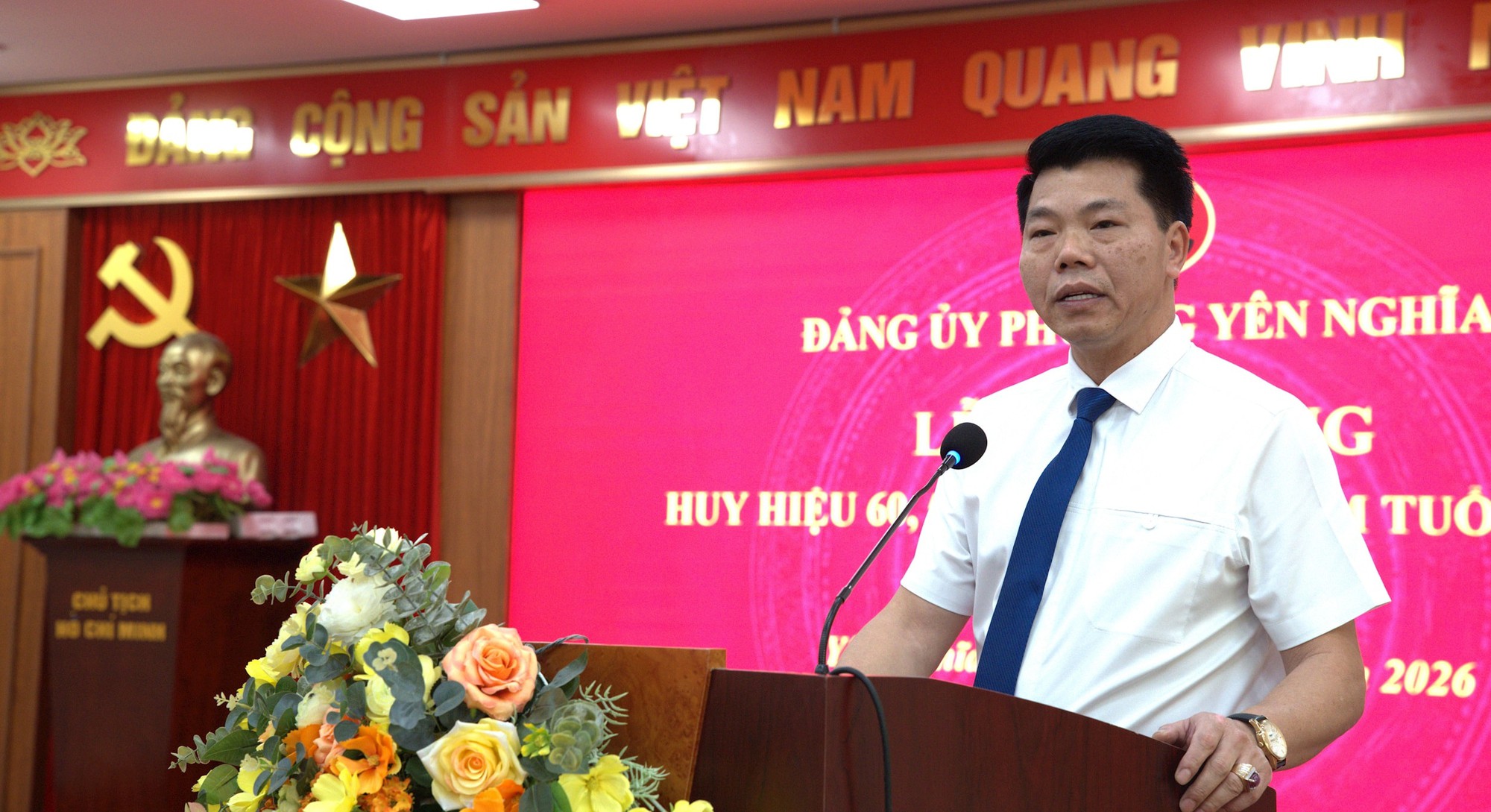 Đảng ủy phường Yên Nghĩa trao tặng Huy hiệu Đảng đợt 19/5 cho 26 đảng viên- Ảnh 2.