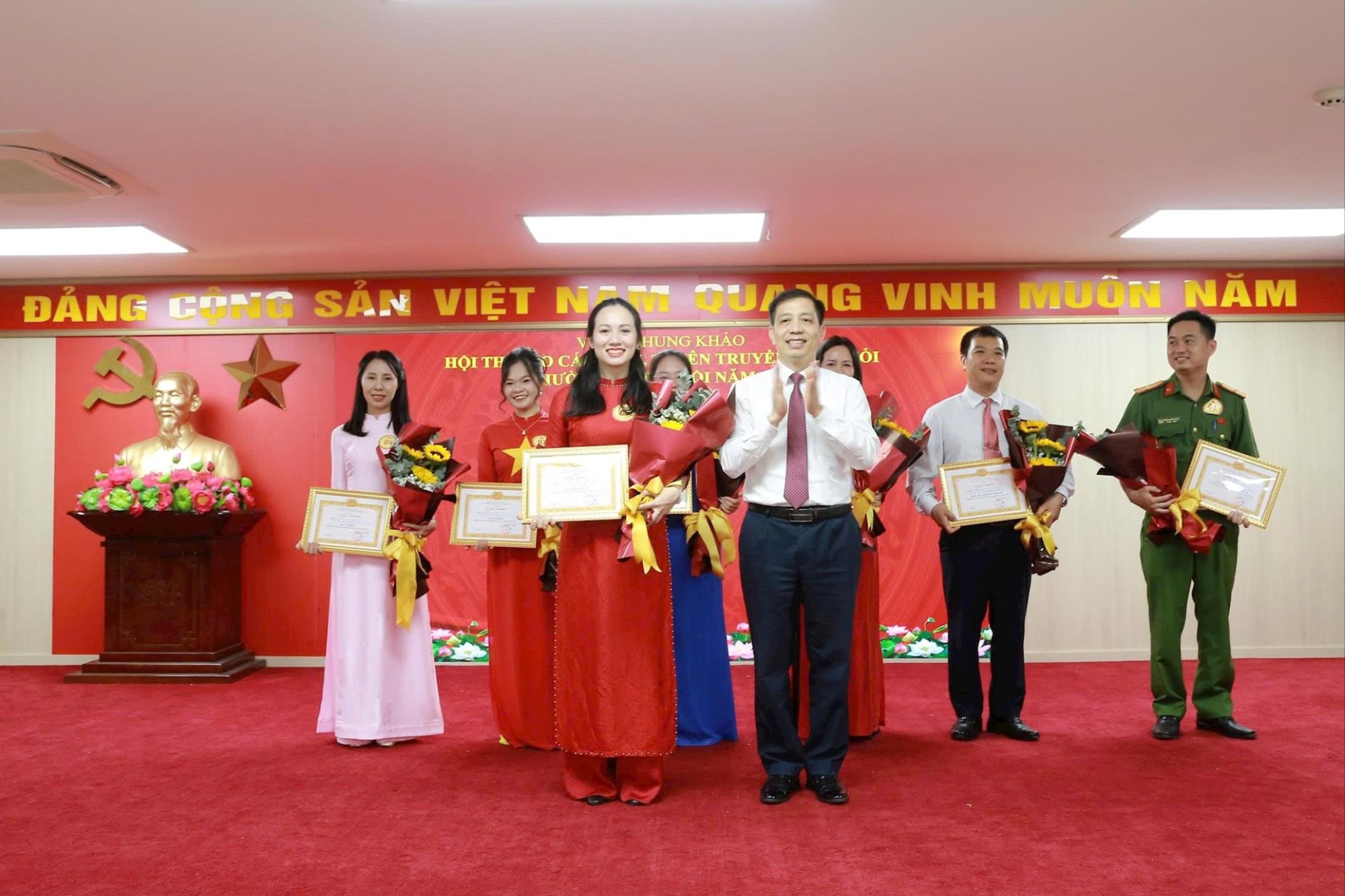 Chung khảo Hội thi Báo cáo viên, tuyên truyền viên giỏi phường Dương Nội- Ảnh 3.