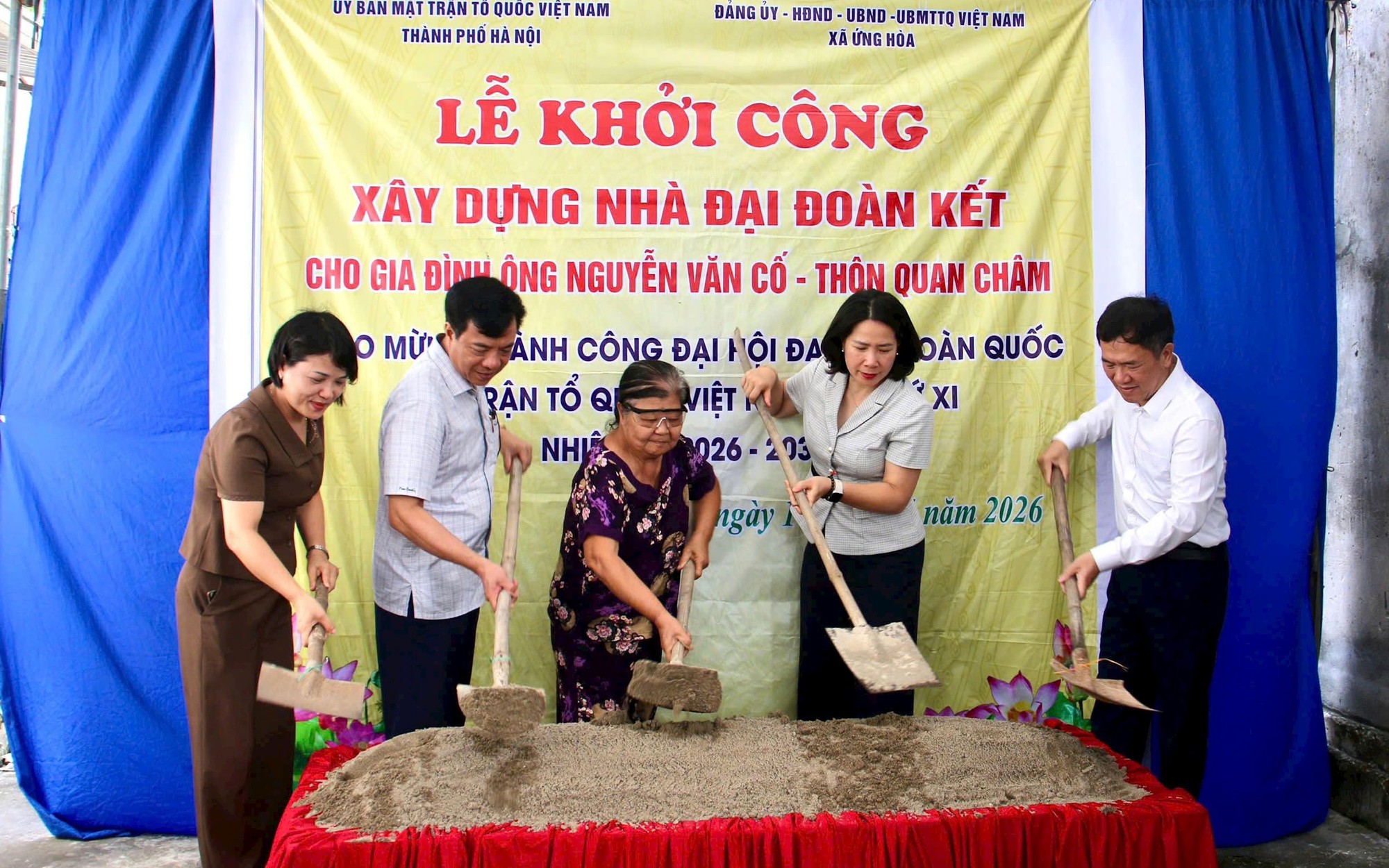 Các đại biểu thực hiện Lễ khởi công nhà Đại đoàn kết cho gia đình ông Nguyễn Văn Cố (thôn Quan Châm).