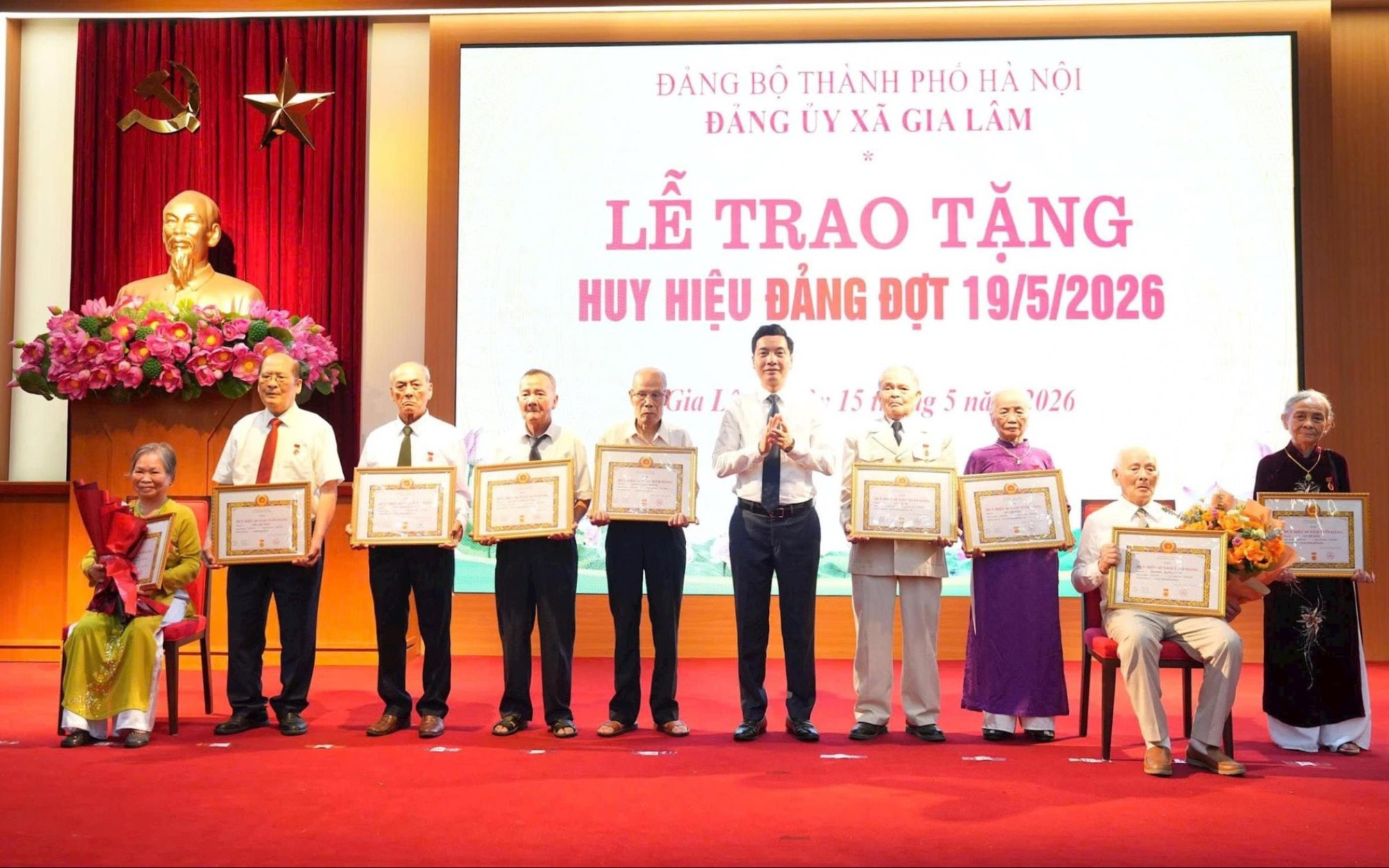 Bí thư Đảng ủy, Chủ tịch HĐND xã Gia Lâm Nguyễn Việt Hà trao Huy hiệu Đảng tặng các đảng viên lão thành