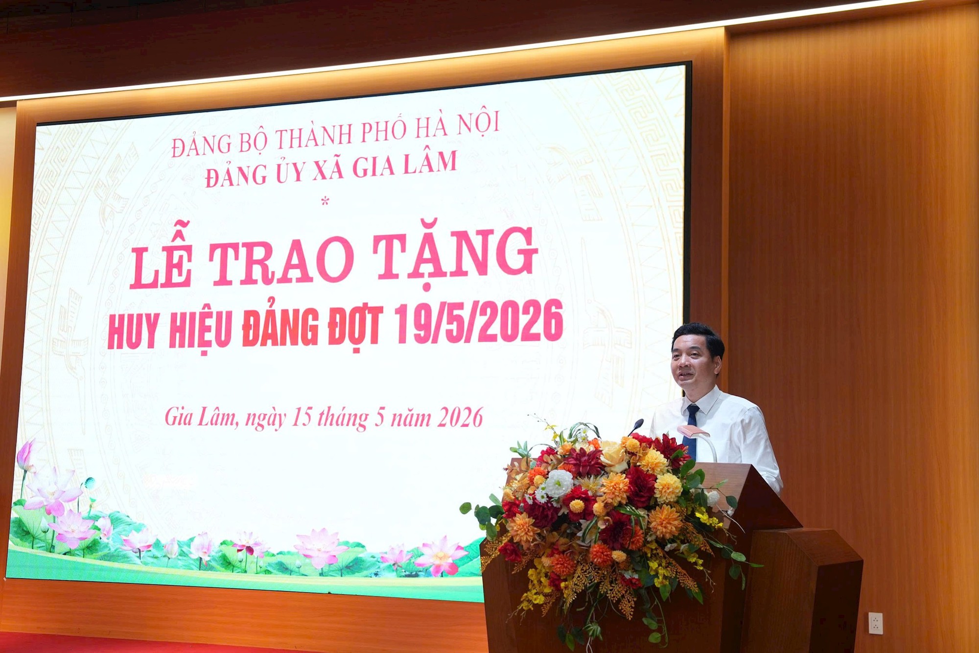 Trao Huy hiệu Đảng đợt 19/5 tặng 53 đảng viên Đảng bộ xã Gia Lâm- Ảnh 1.