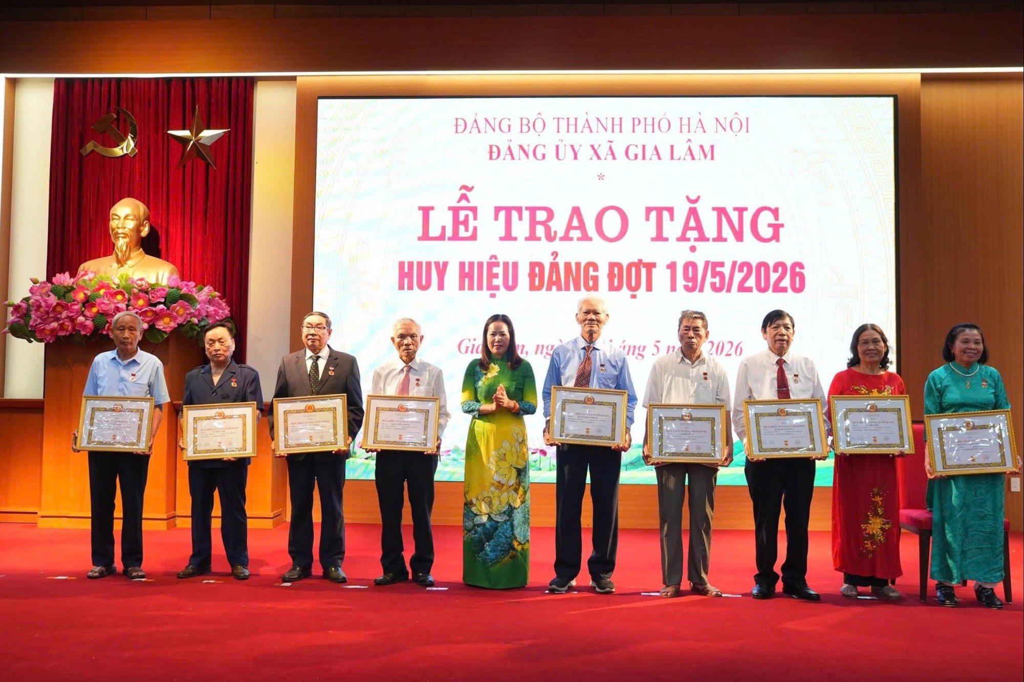 Trao Huy hiệu Đảng đợt 19/5 tặng 53 đảng viên Đảng bộ xã Gia Lâm- Ảnh 2.