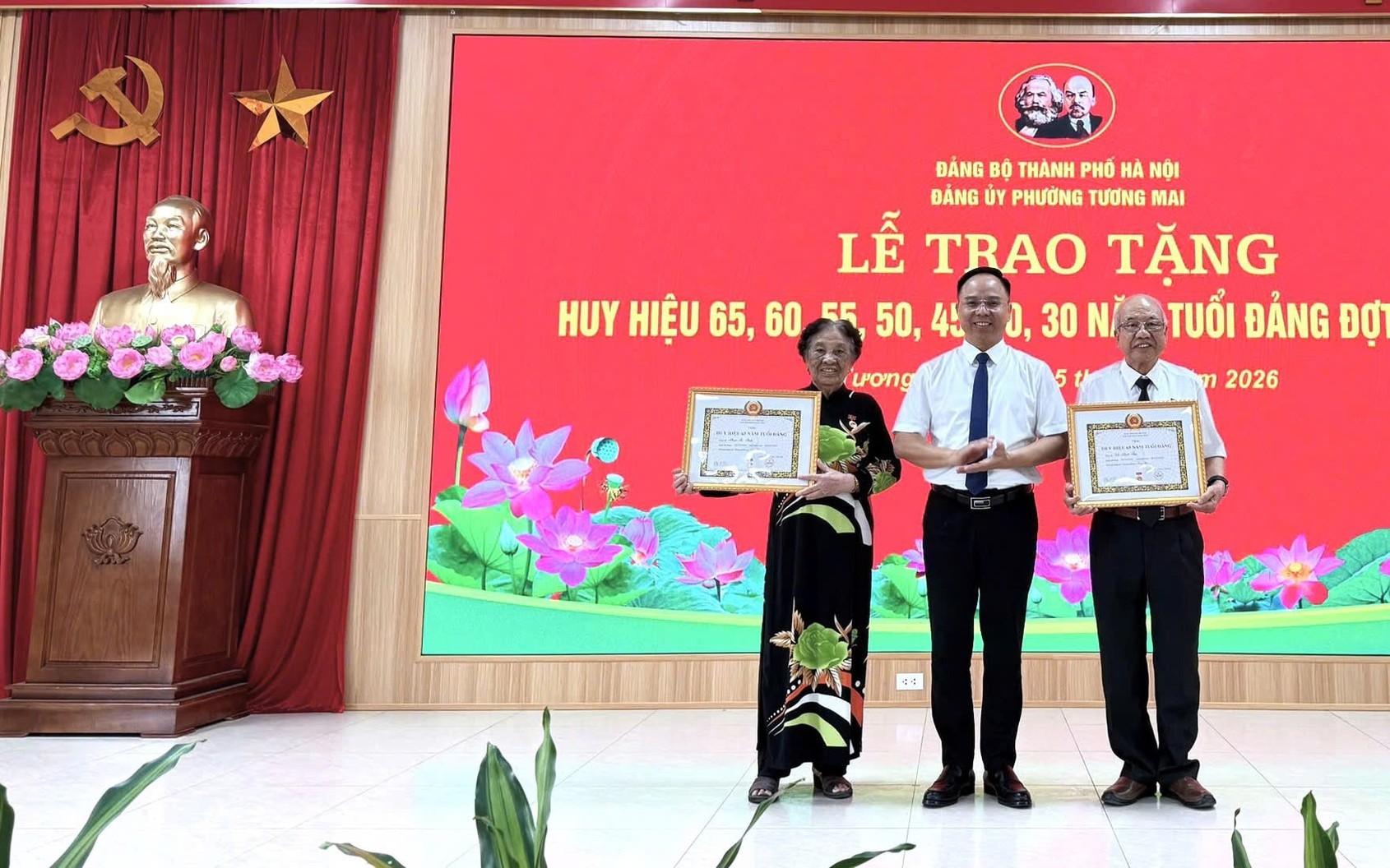Bí thư Đảng ủy, Chủ tịch HĐND phường Tương Mai Võ Xuân Trọng trao Huy hiệu Đảng tặng các đảng viên