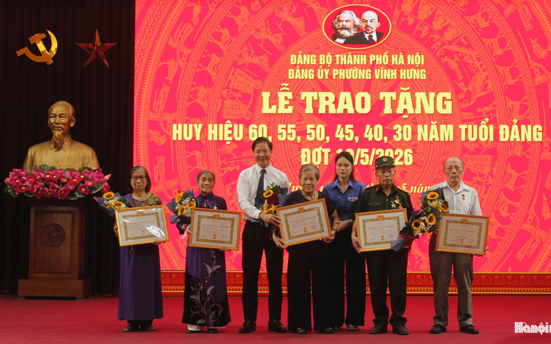 Bí thư Đảng ủy, Chủ tịch HĐND phường Vĩnh Hưng Nguyễn Đức Dũng trao Huy hiệu Đảng tặng các đảng viên lão thành