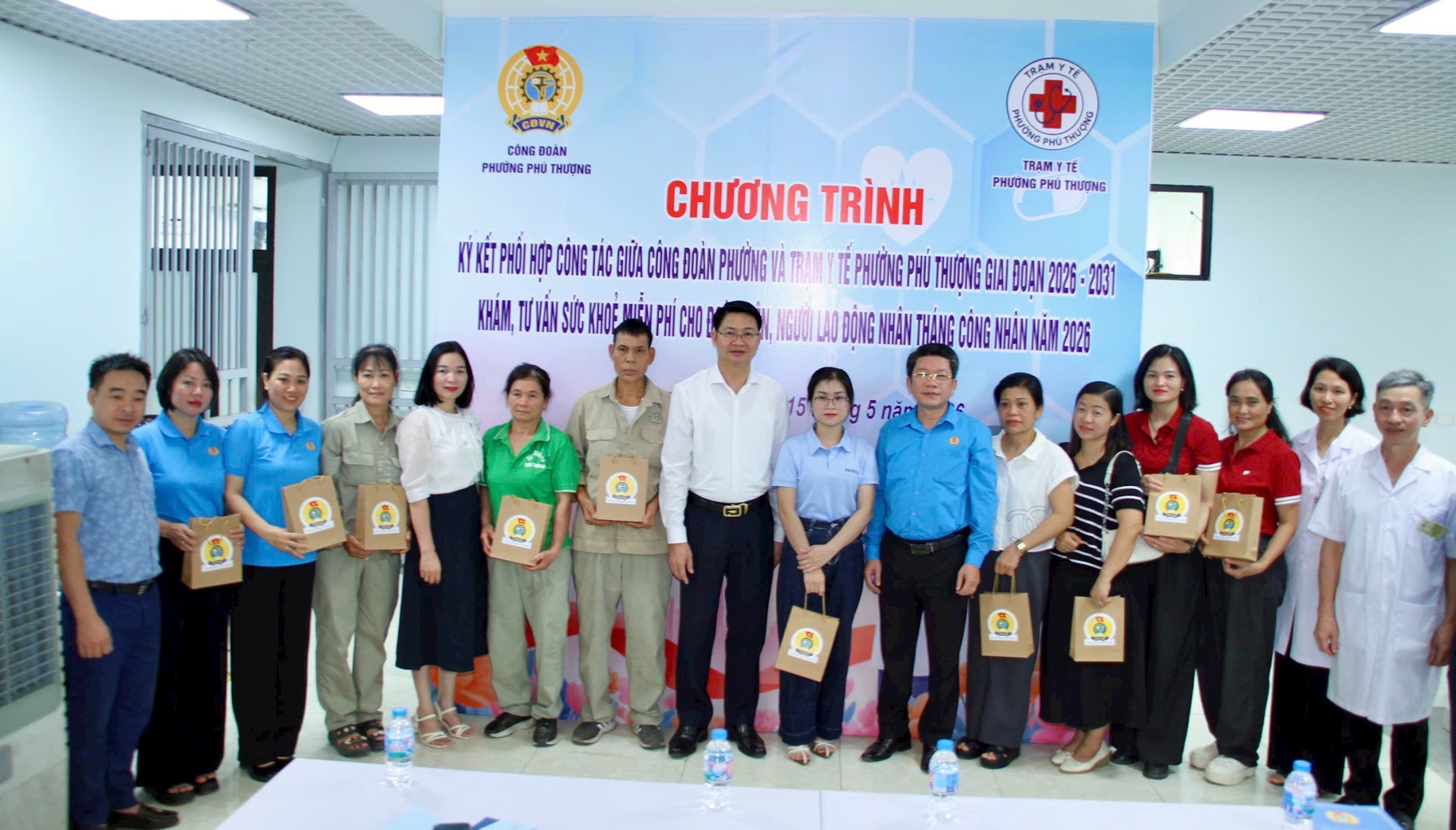 Phường Phú Thượng tổ chức khám, tư vấn sức khỏe miễn phí cho người lao động- Ảnh 2.